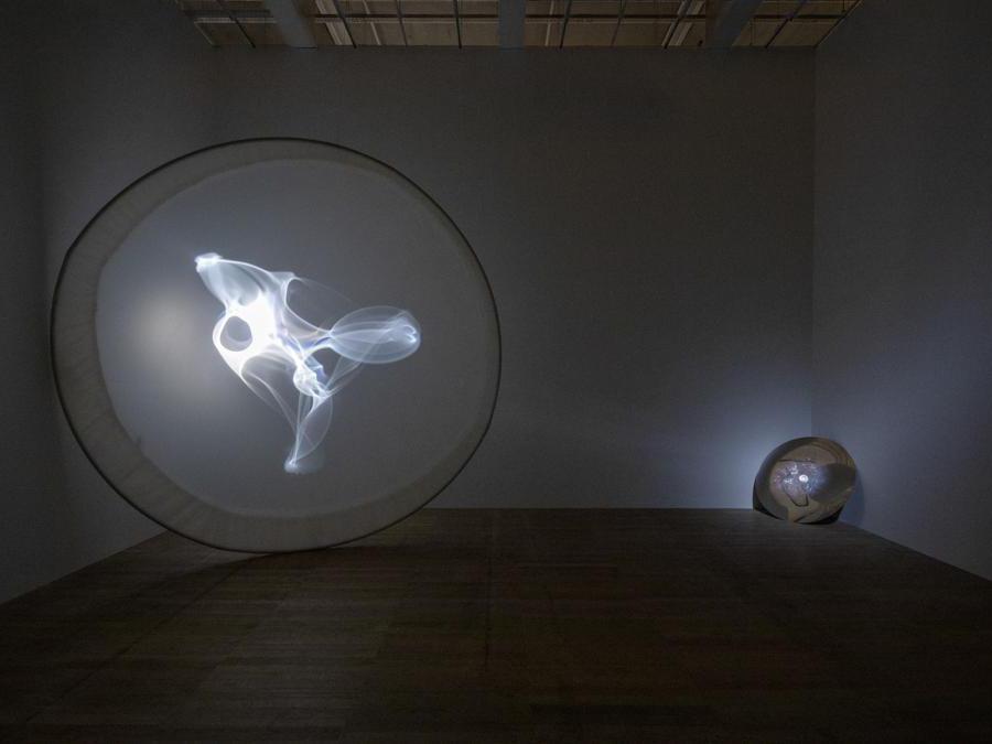 Olafur Eliasson «Eine Beschreibung einer Reflexion, oder aber eine angenehme Übung zu deren Eigenschaften». Installazione presso la «Tate Modern, Londra» (Photo: Anders Sune Berg) Boros Collection, Berlino
