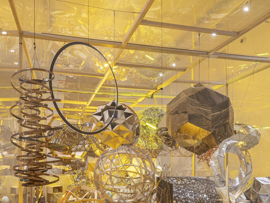 Olafur Eliasson in collaborazione con Einar Thorsteinn - «Model room » 2003.Tavolo in legno con gambe in acciaio, modelli misti. Dimensione variabile. Installazione presso la «Tate Modern, Londra» (Photo: Anders Sune Berg - Moderna Museet, Stoccolma. 2003 Olafur Eliasson