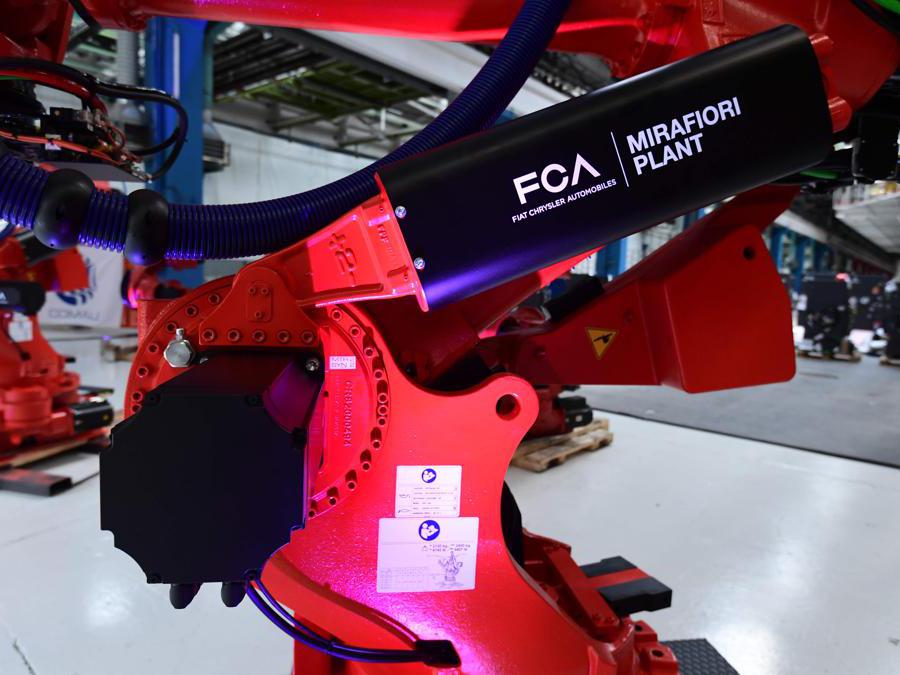 I nuovi robot prodotti da Comau per la  di montaggio della Fiat 500 BVE, il primo del suo genere in Europa (Ap/Miguel Medina)