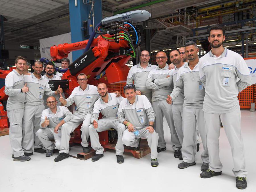 Il lavoratori all’80° anniversario dello stabilimento Fiar Mirafiori di Torino (Ap/Miguel Medina)