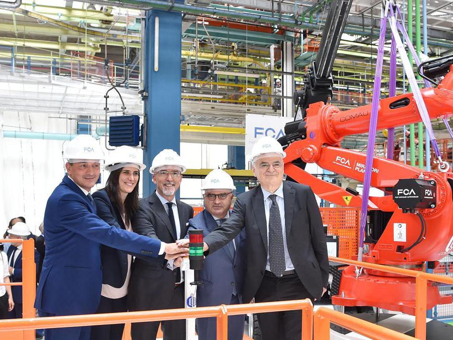 Da sinistra Alberto Cirio presidente regione Piemmonte, Chiara Appendino sindaca di Torino, Pietro Gorlier responsabile EMEA FCA, Claudio Palomba prefetto di Torino e Luigi Galante responsabile del Manufacturing Emea (Ansa/ Alessandro Di Marco)