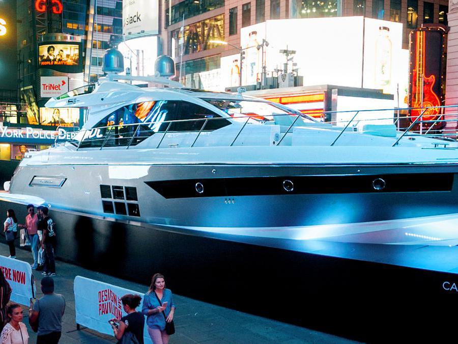 Azimut a Times Square