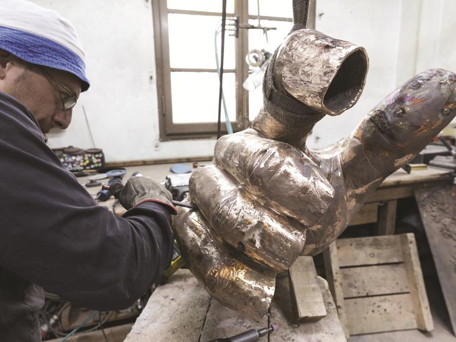 Scultura in bronzo. Finitura e cesellatura nella Fonderia Versiliese 