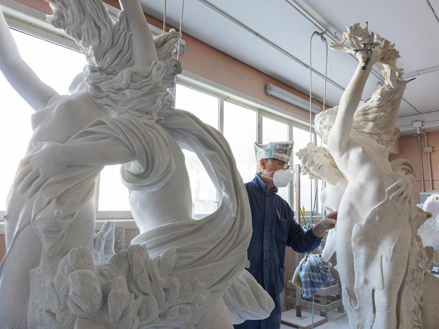 Un artigiano all'opera nel laboratorio di Franco Cervietti, il più grande della città (Foto Nicola Gnesi) 