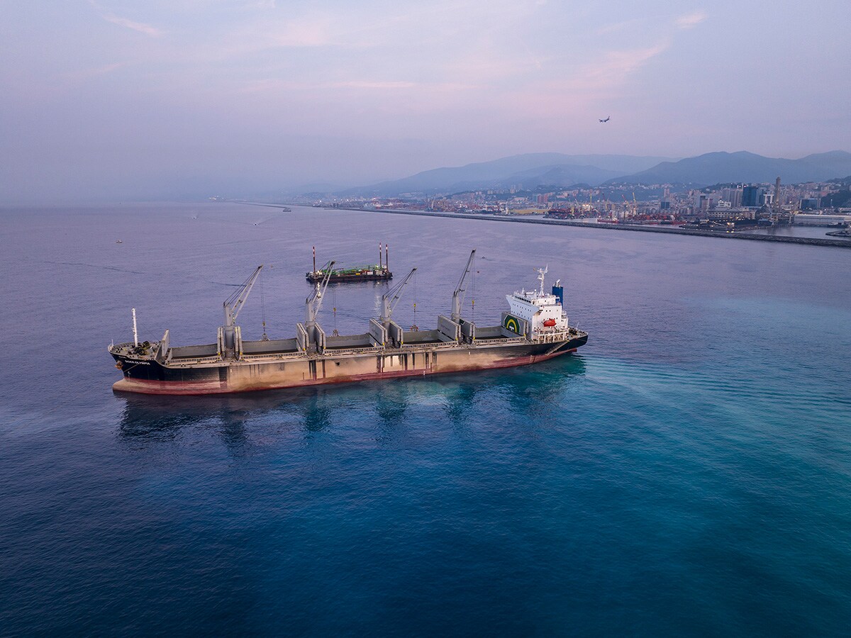 Sinalefi è una agenzia marittima dedicata alle opere marittime. A partire da settembre 2023 è l’agenzia scelta da Fincantieri Infrastructure Opere Marittime e dal Consorzio PerGenova Breakwater per l’assistenza a tutte le navi impegnate per la costruzione della nuova diga foranea di Genova.