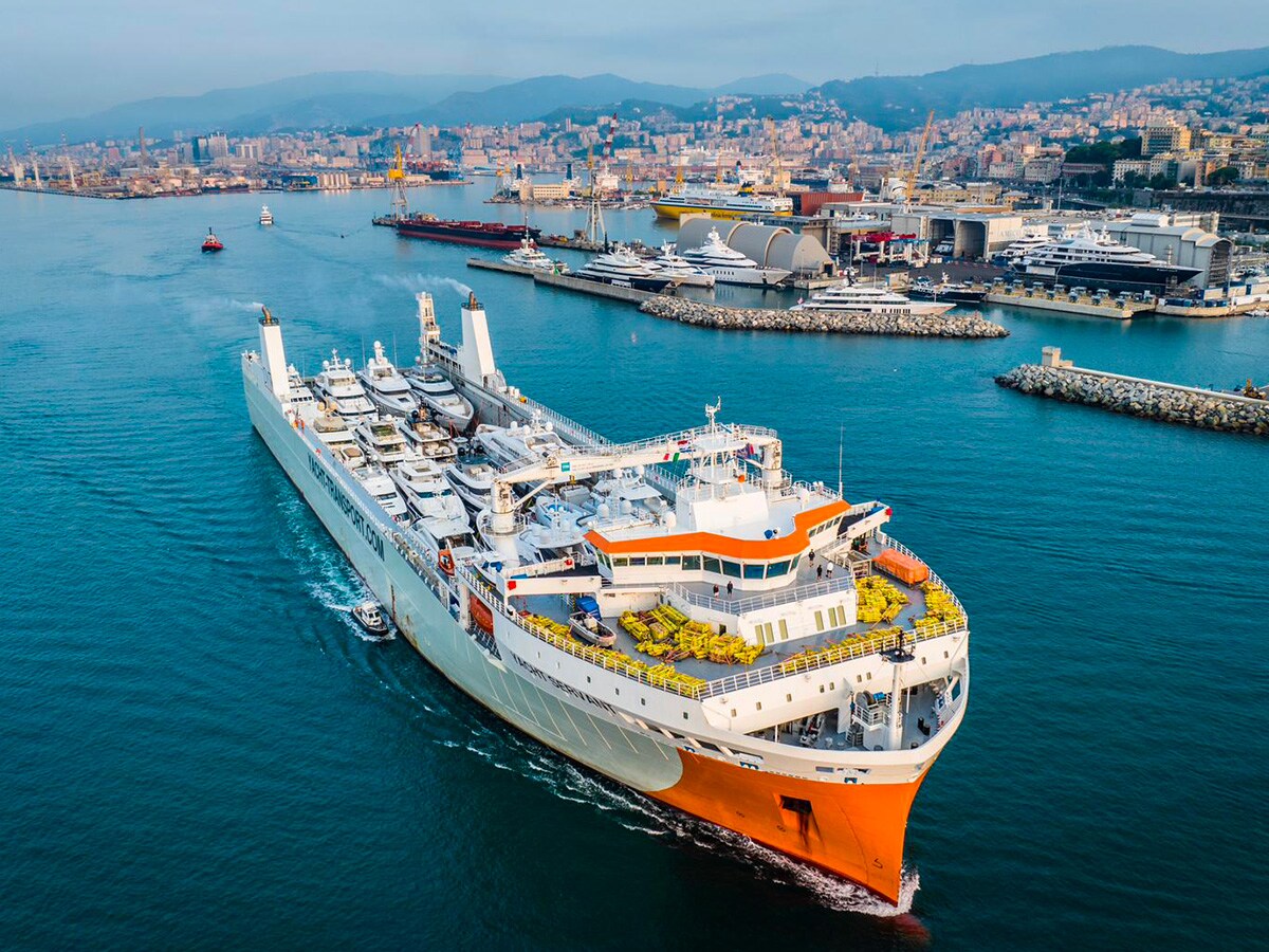 Yacht Servant, l’ammiraglia della flotta di DYT Yacht Transport del Gruppo Spliethoff, assistita da una delle agenzie marittime del Gruppo Finsea durante uno scalo nel porto di Genova con 29 yacht a bordo.