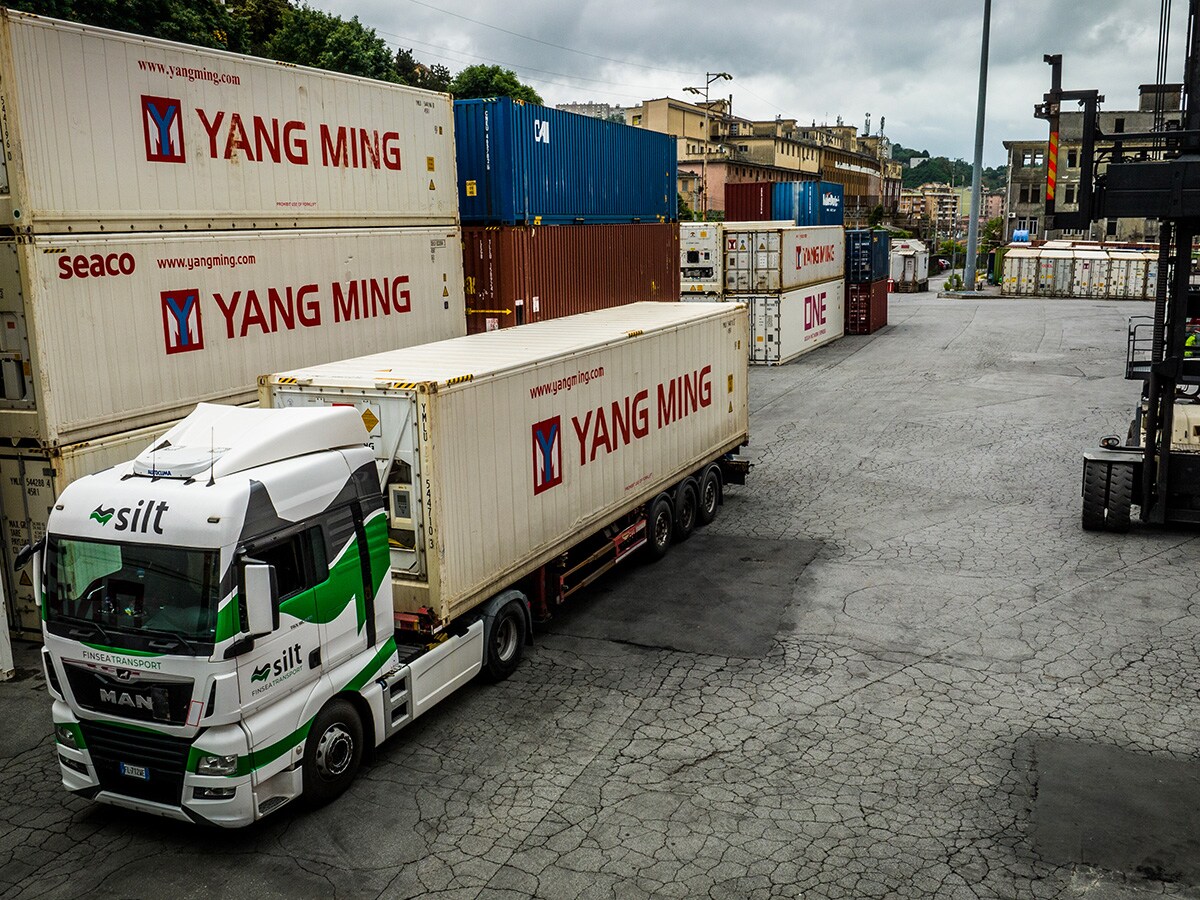 I mezzi della società di autotrasporto del Gruppo Finsea impegnati nelle operazioni di scarico container a deposito.