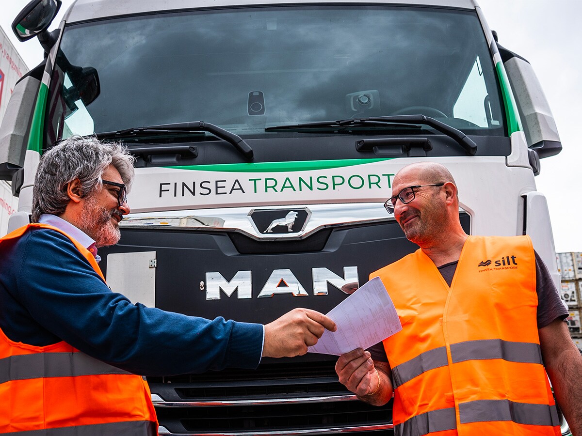 La Business unit Finsea - Land transport gestisce il trasporto stradale, ferroviario e intermodale verso 18 porti italiani e sulle principali direttrici europee.