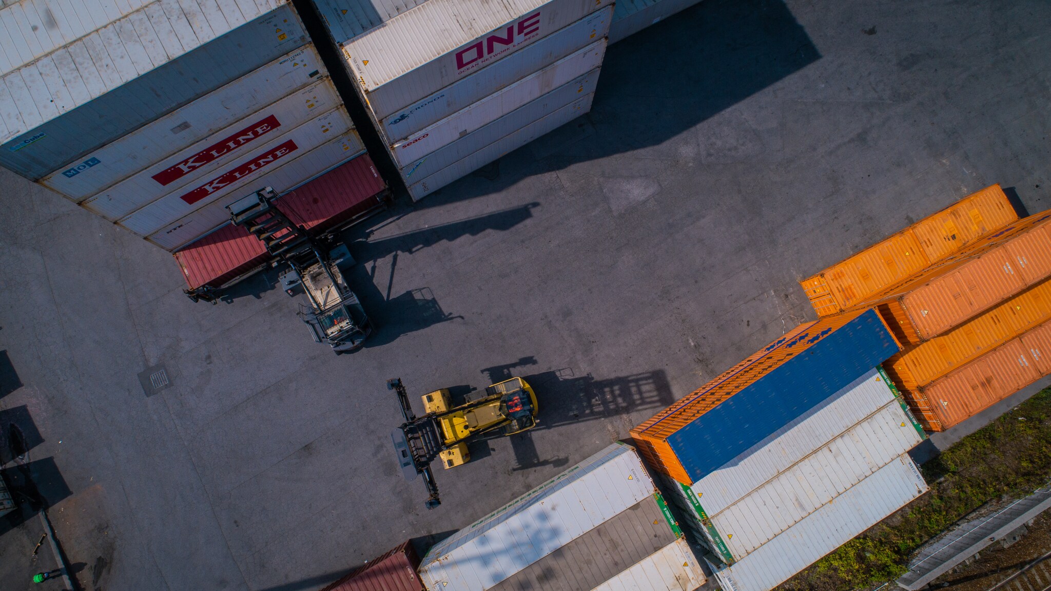 Finsea - Global logistics prende in carico tutti gli aspetti relativi alla spedizione delle merci via mare, aereo e terra, comprese le pratiche doganali.