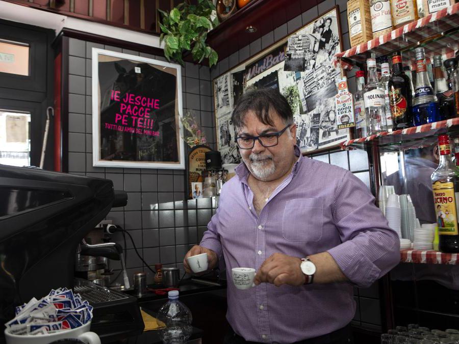 Ignazio D’Andria, il titolare dello storico bar situato in piazza Gesù Divin Lavoratore. La vendita della maglietta “IE JESCHE PACCE PE TE!!” in pochi mesi conquistò il cuore di molti italiani grazie all’inviata de “Le Iene”, Nadia Toffa (credit Rocco De Benedictis) 