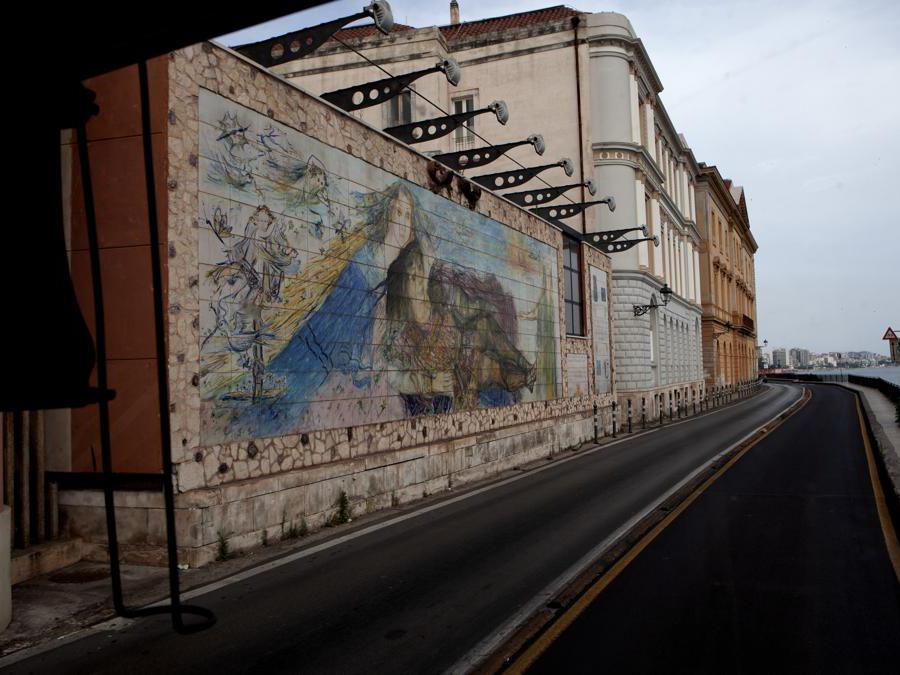Murales e, sullo sfondo, il mare(credit Rocco De Benedictis)
