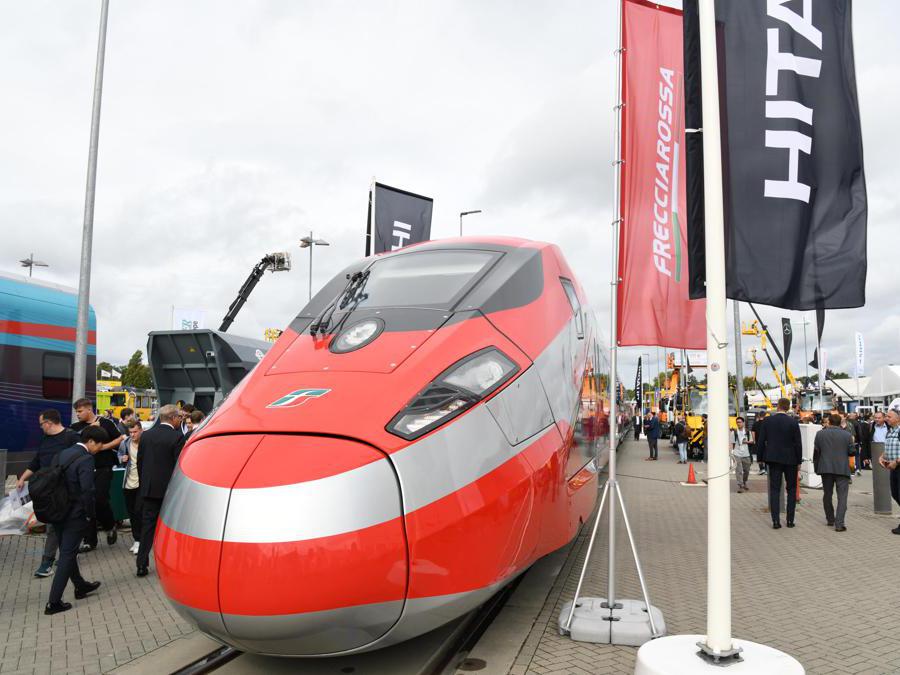Il nuovo Frecciarossa 1000 di Trenitalia, presentato oggi alla fiera mondiale del trasporto ferroviario, Innotrans, a Berlino, dal viceministro delle Infrastrutture e dei Trasporti Edoardo Rixi, dall'amministratore delegato di Trenitalia Luigi Corradi e dall'a.d di Hitachi Rail Group Giuseppe Marino. Il nuovo treno inizierà a viaggiare in Italia alla fine del 2025.