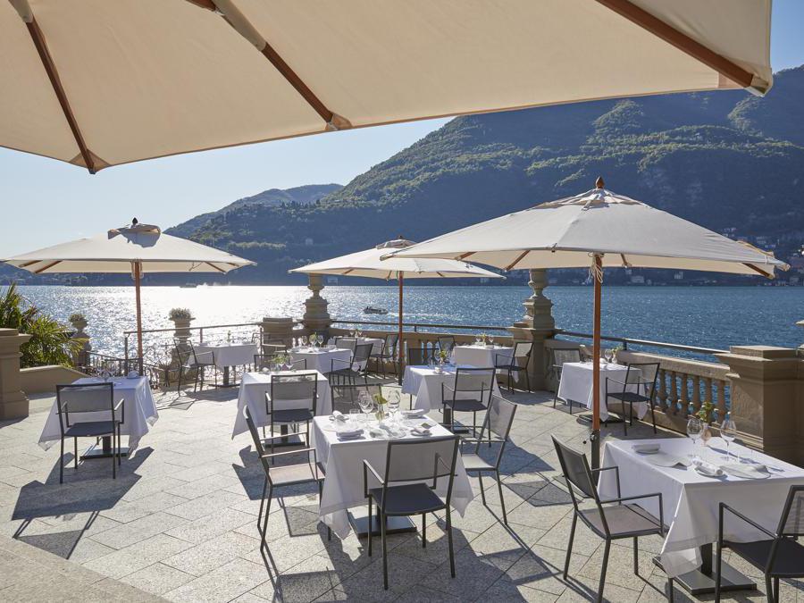 L’ARIA - BLEVIO (CO). Villa Roccabruna, l’iconico edificio epicentro del resort lacustre della catena internazionale, ha parecchia storia alle spalle. Costruita nel 1799, fu residenza della cantante lirica Giuditta Pasta e buen retiro di musicisti e artisti.Anche il ristorante gastronomico, L’Aria, ha fascino d’antan: pavimenti preziosi, tessuti Fortuny fatti a mano nelle tappezzerie. L'executive chef Vincenzo Guarino propone anche un menù degustazione dedicato al lago che valorizza gli ingredienti locali, dal pesce agone all’anguilla affumicata. Compreso il liquore Nero di Como.