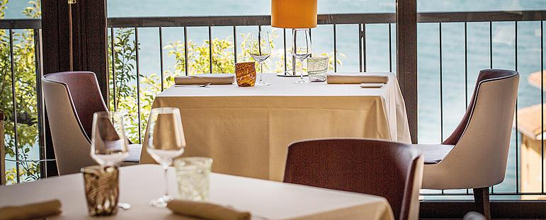 VECCHIA MALCESINE - MALCESINE (VR). Indirizzo storico del Garda superiore, a Malcesine, il locale di Leandro Luppi mantiene da 12 anni la stella Michelin. Il 2019 è stato l’anno della rivoluzione, o meglio della R-evolution, un nuovo menù molto intrigante e coraggioso accanto alla più rassicurante carta con i piatti classici. Sette o tredici portate sperimentali ideate dal cuoco con l’intento di emozionare: «A volte li chiamo psico-dish - scherza - perché sono piatti che non intendono parlare solo al palato, ma anche a cuore e cervello». Il pesce dell’anno per Luppi è il pesce gatto: un po’ grasso e con tante lische, ma essenza del territorio.