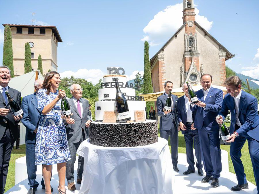 Taglio della torta e brindisi per i 120 anni di Ferrari Trento 