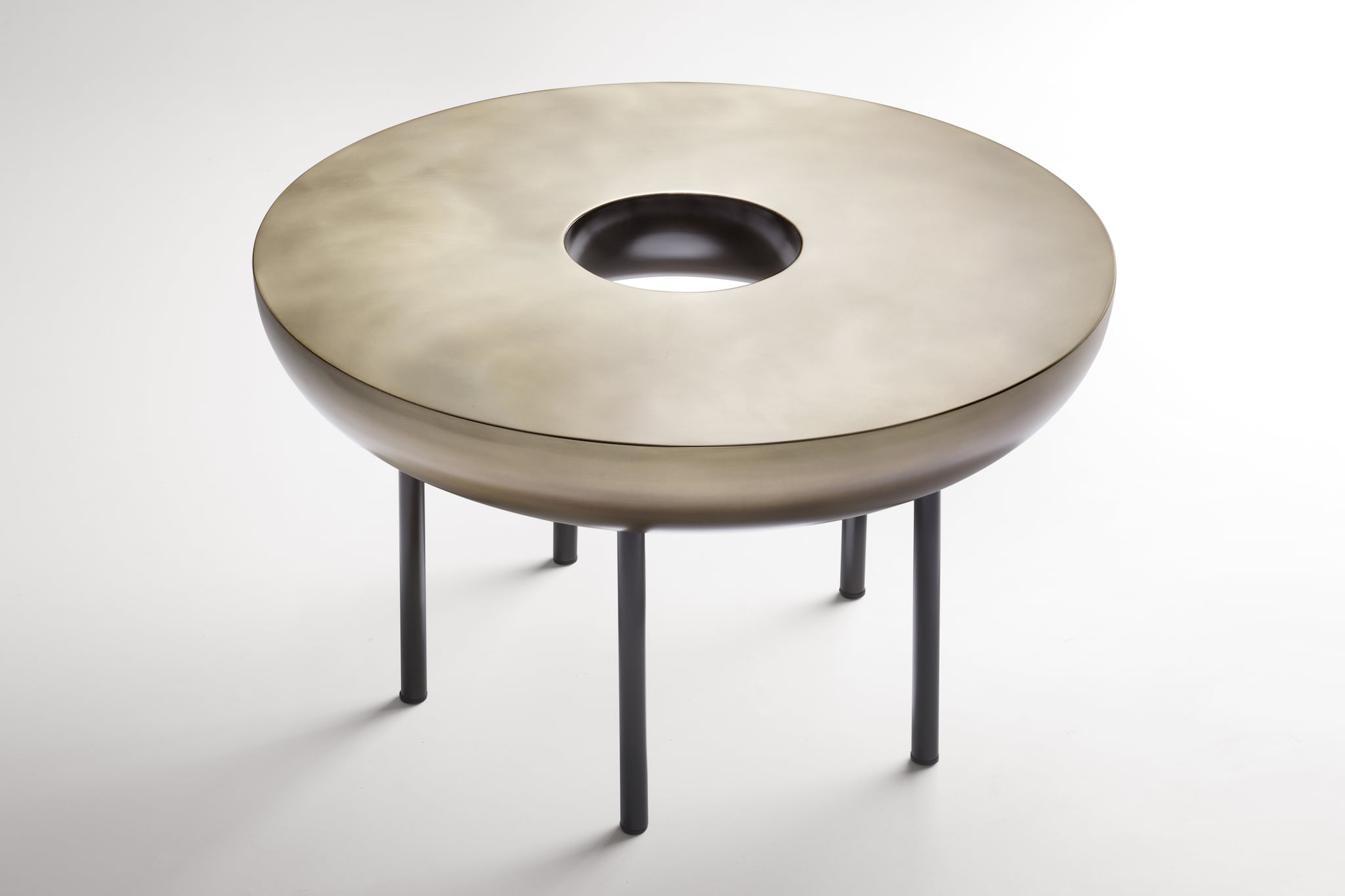 Side table Botero, in ottone ossidato bombato, R&D DE CASTELLI (8.000 € + iva).
