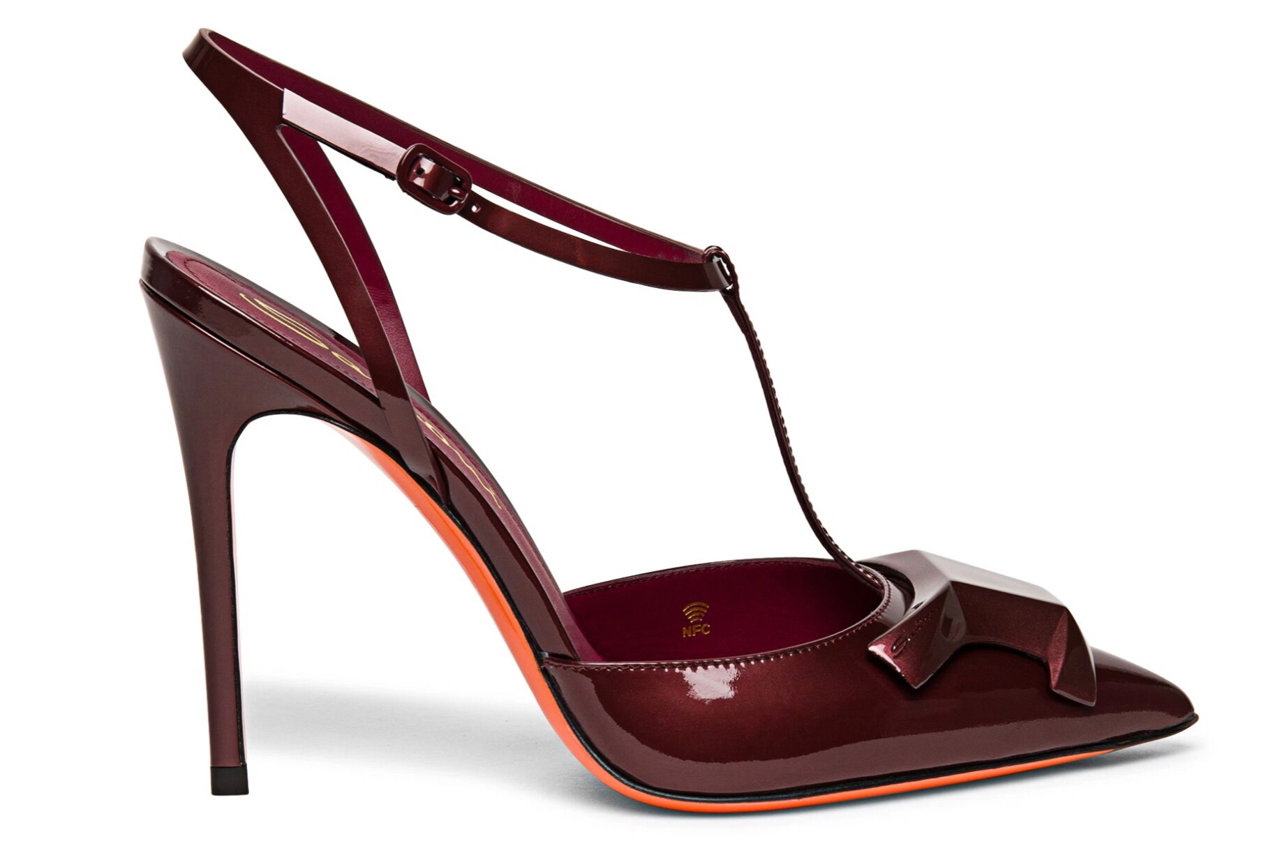 Santoni. Dècolleté T-bar Sibille in vernice lucida punta affusolata, decorata con accessorio gioiello che richiama l’iconica doppia fibbia del brand (750 €).