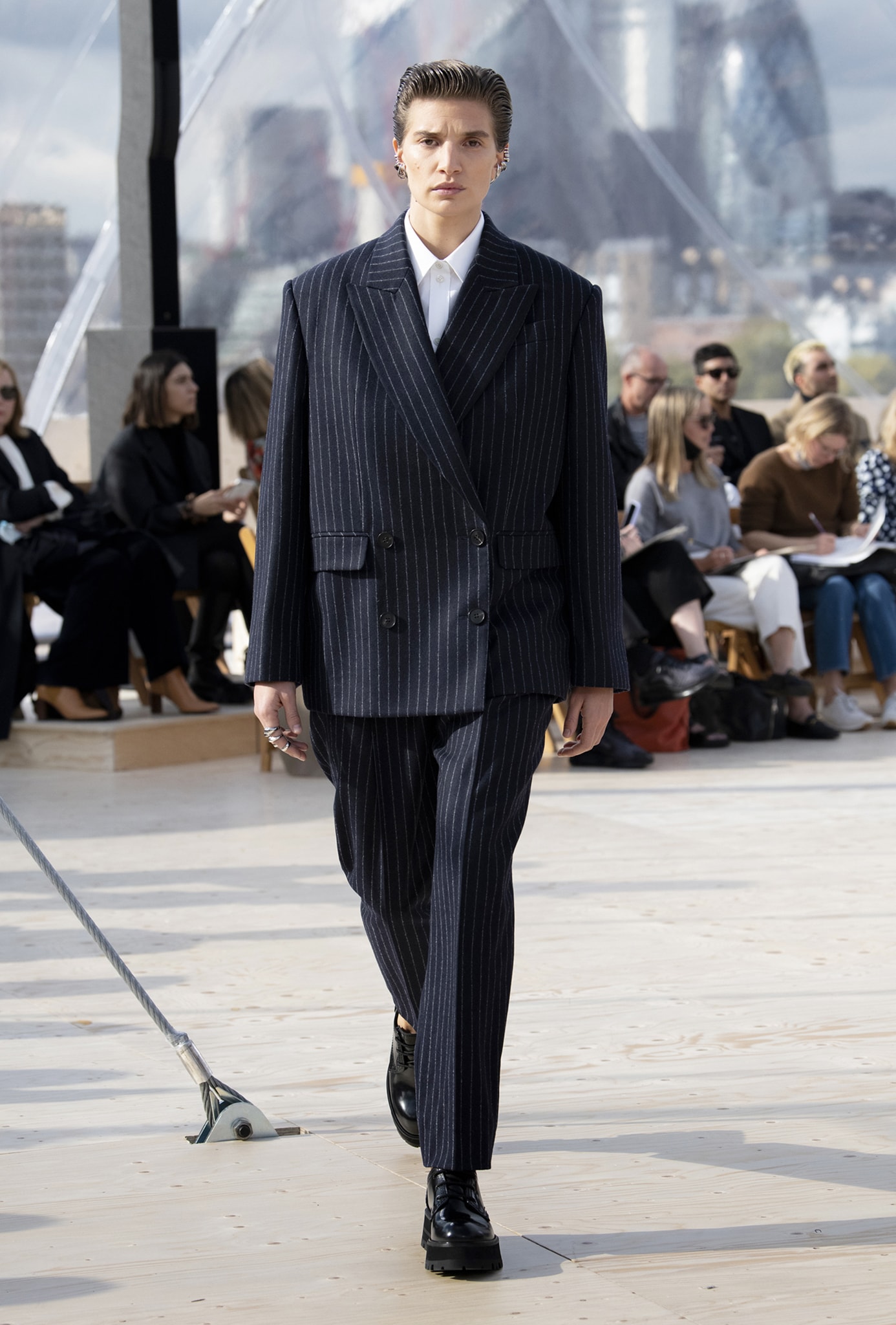 Alexander McQueen. Completo in light wool, con giacca doppiopetto over e pantaloni dritti.