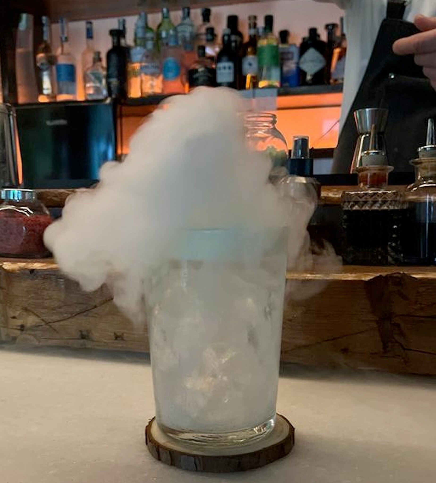 Il Gin Tonic Col Alto dell'Iceberg Lounge Bar interno all'Hotel Col Alto, in Alta Badia. Fra gli ingredienti, gin al pino mugo, spuma al basilico, cristalli di chartreuse e bolla all'aroma di limone.