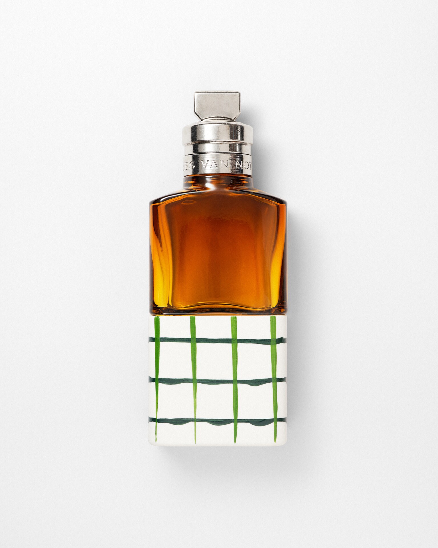 Fragranza Rock the Myrrh, DRIES VAN NOTEN (240 € 100 ml, in uscita a maggio).