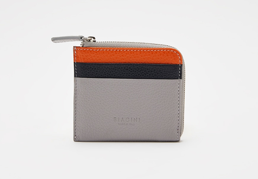 Mini wallet con zip in vitello martellato, BIAGINI (120 €).