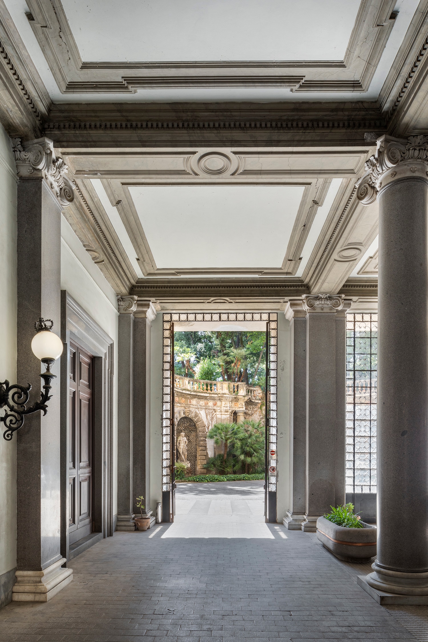 Palazzo Brancaccio, ingresso da Via Merulana con vista sul giardino interno (foto di Serena Eller)