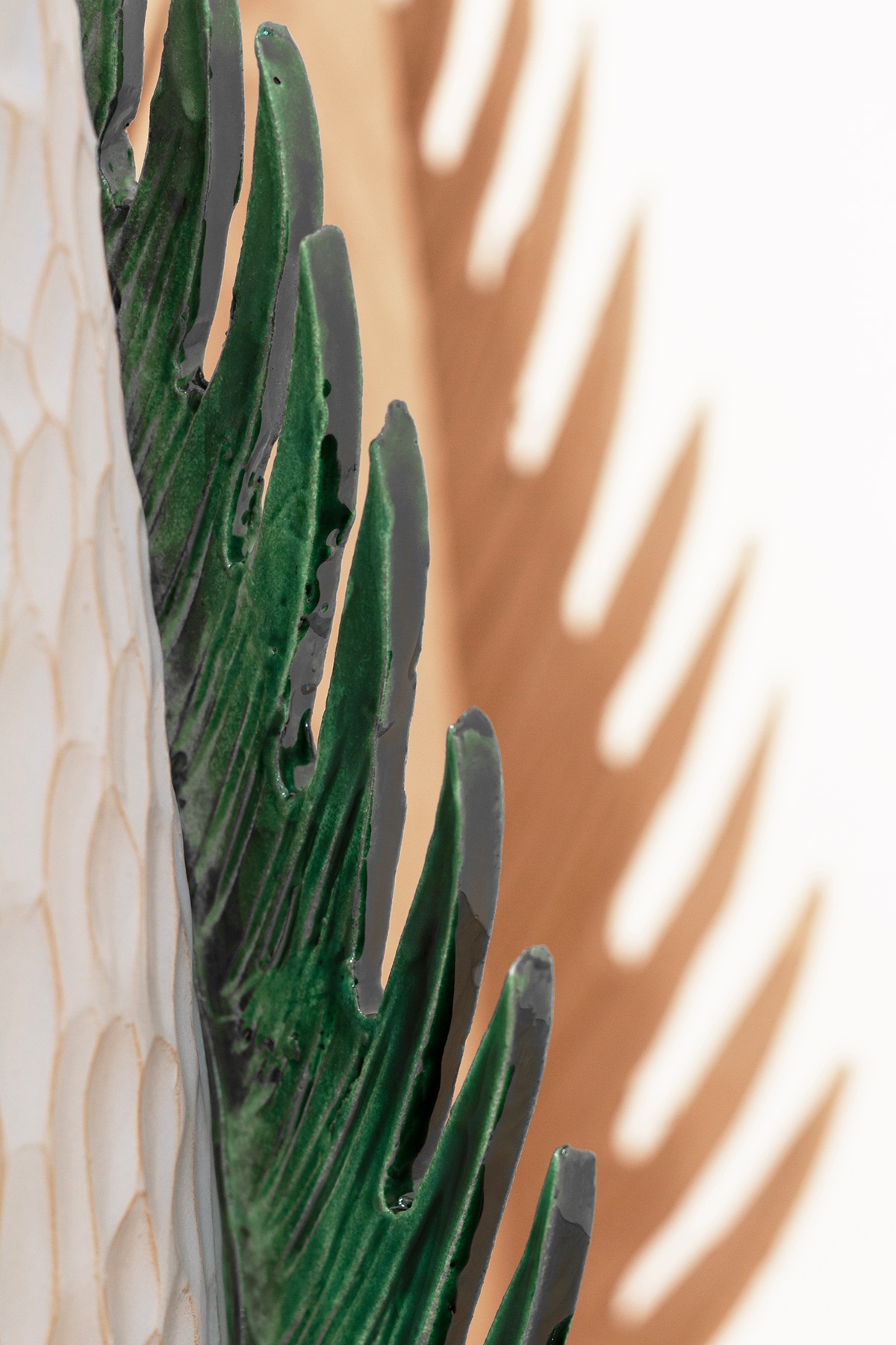 Un particolare del vaso di Sara Ricciardi. (courtesy of Ceramiche Rometti)