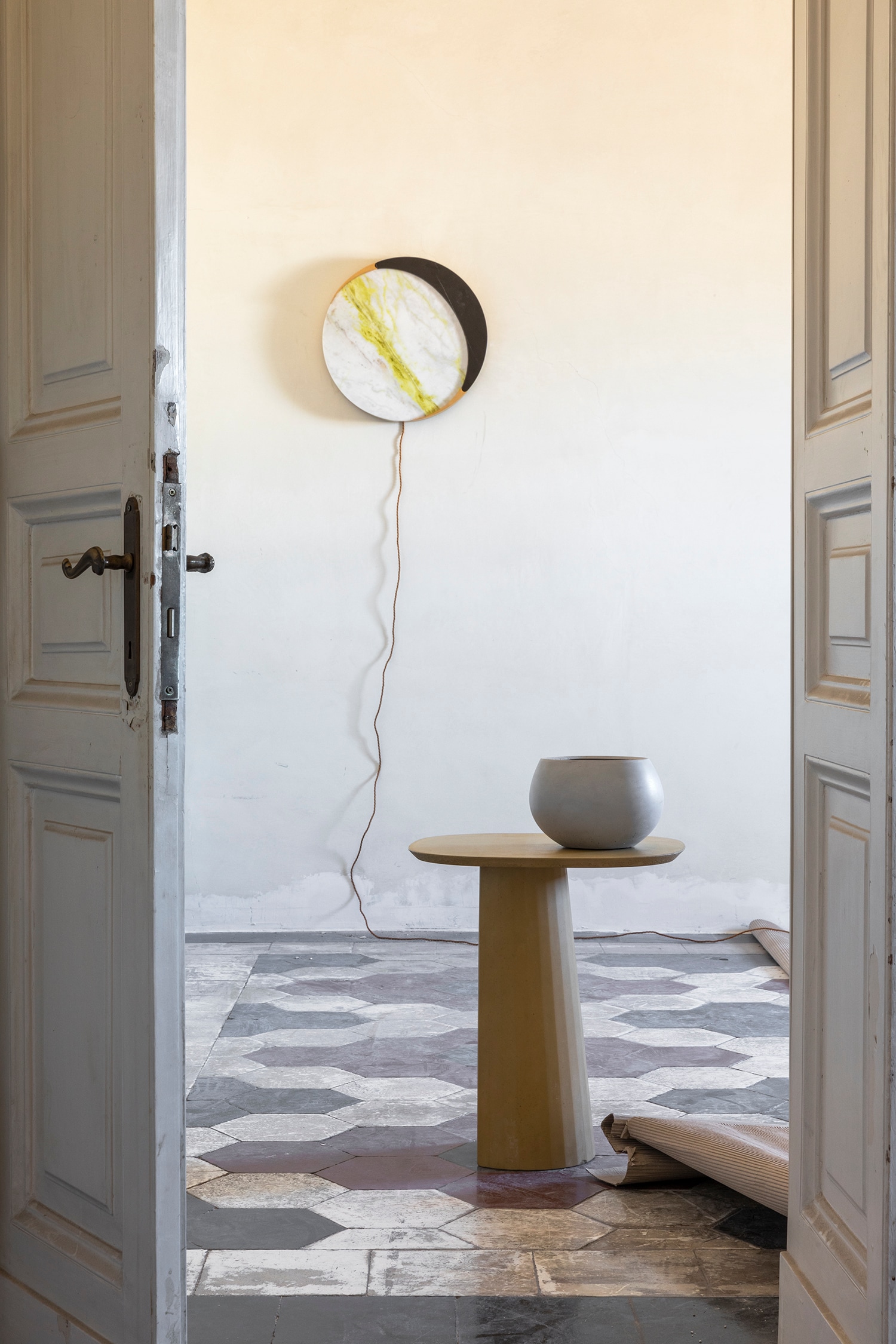 L'Apartamento, lampada a muro Lua by Ocra Studio (Isabella Garbagnati e Stefania Loschi); Forma&Cemento Fusto coffee table by Studio Irvine, Vaso Zazen by Forma&Cemento. (foto di Serena Eller)