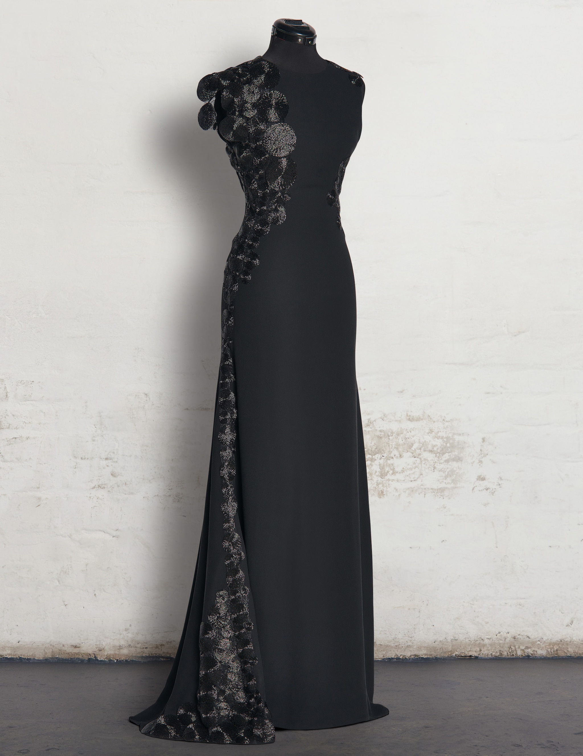 Decontoured. Un abito reinventato dalla designer Kristina Spirk.