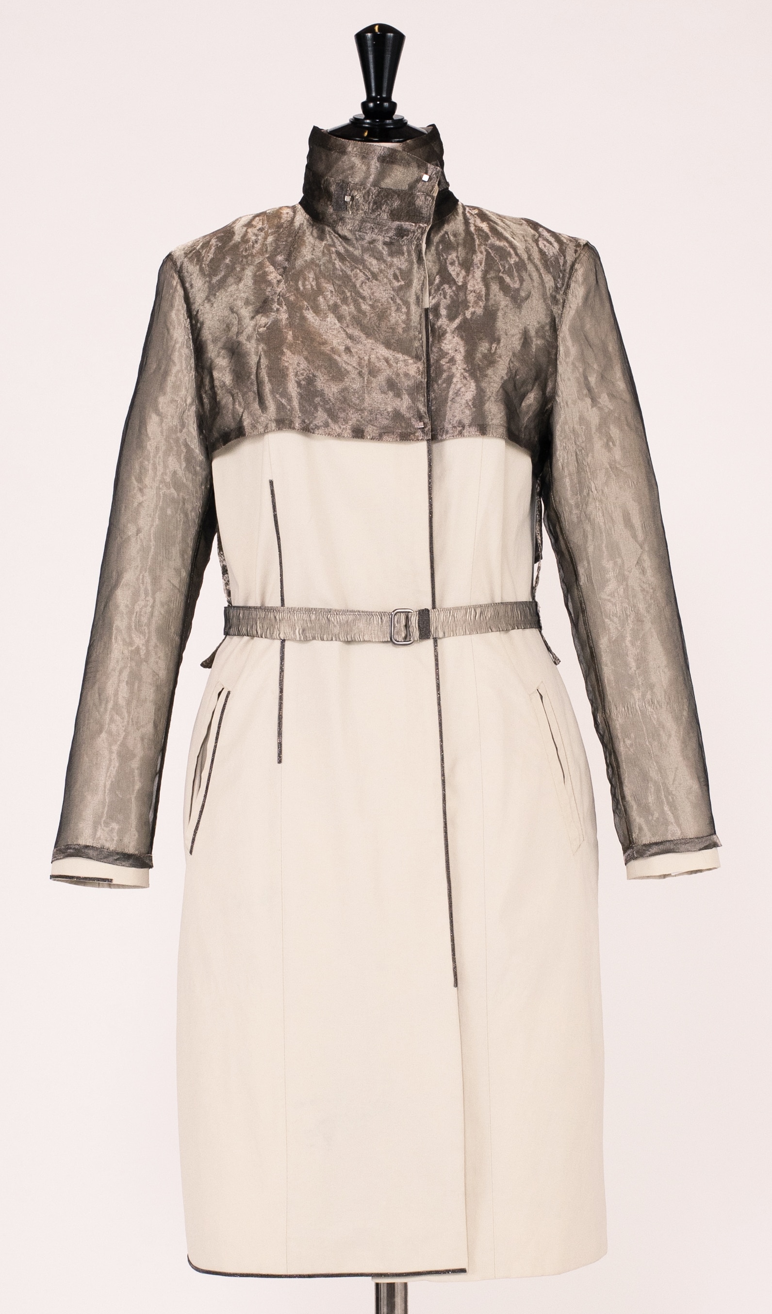 Decontoured. Un trench reinventato dalla designer Kristina Spirk.