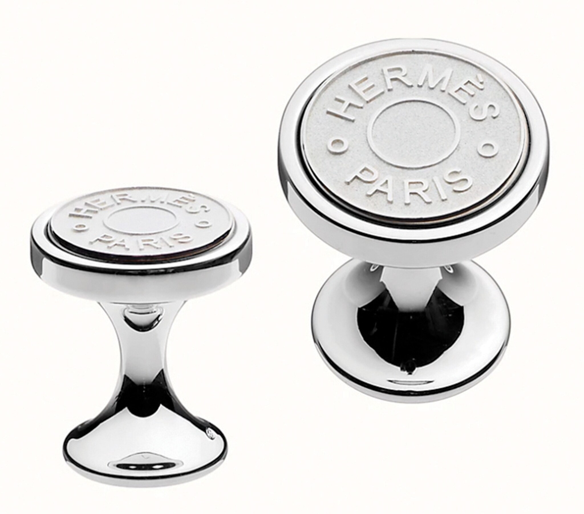 Hermès. A bottone in argento, con il logo della Maison a rilievo.