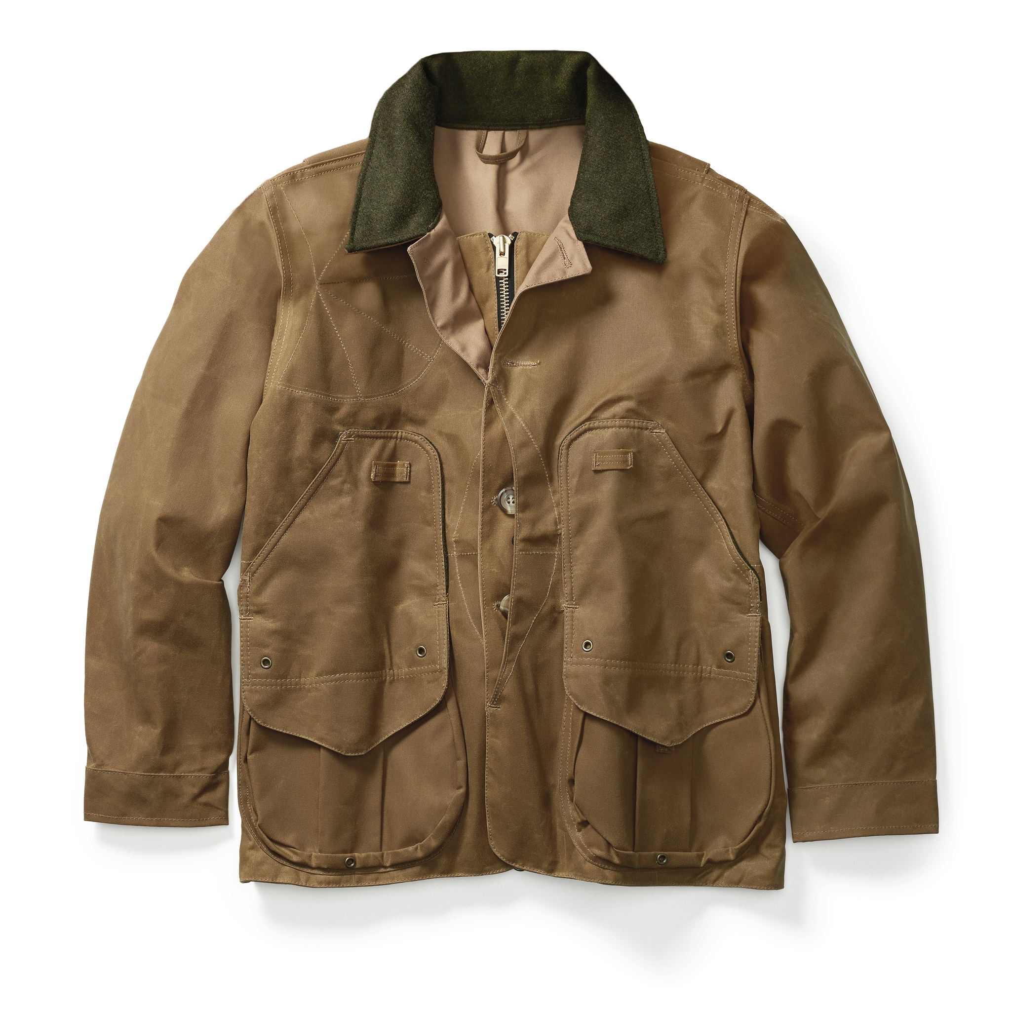 GIACCA TIN CLOTH FIELD, FILSON Fondata nel 1897 per produrre abbigliamento per cacciatori, taglialegna ed esploratori, Filson vanta una lunga tradizione di abiti da lavoro di alta qualità, ideali per qualsiasi esperienza outdoor. La sua field jacket è realizzata con un tessuto spesso (400 grammi), trattato con cera, fornito esclusivamente dagli esperti di cotone cerato British Millerain: il che significa un'ottima resistenza a strappi, forature, vento e pioggia. Essendo una giacca molto pesante, ci vuole un po' di tempo perché diventi comoda, ma una volta che l'avrete fatta vostra, sarà per la vita (circa 650 euro).