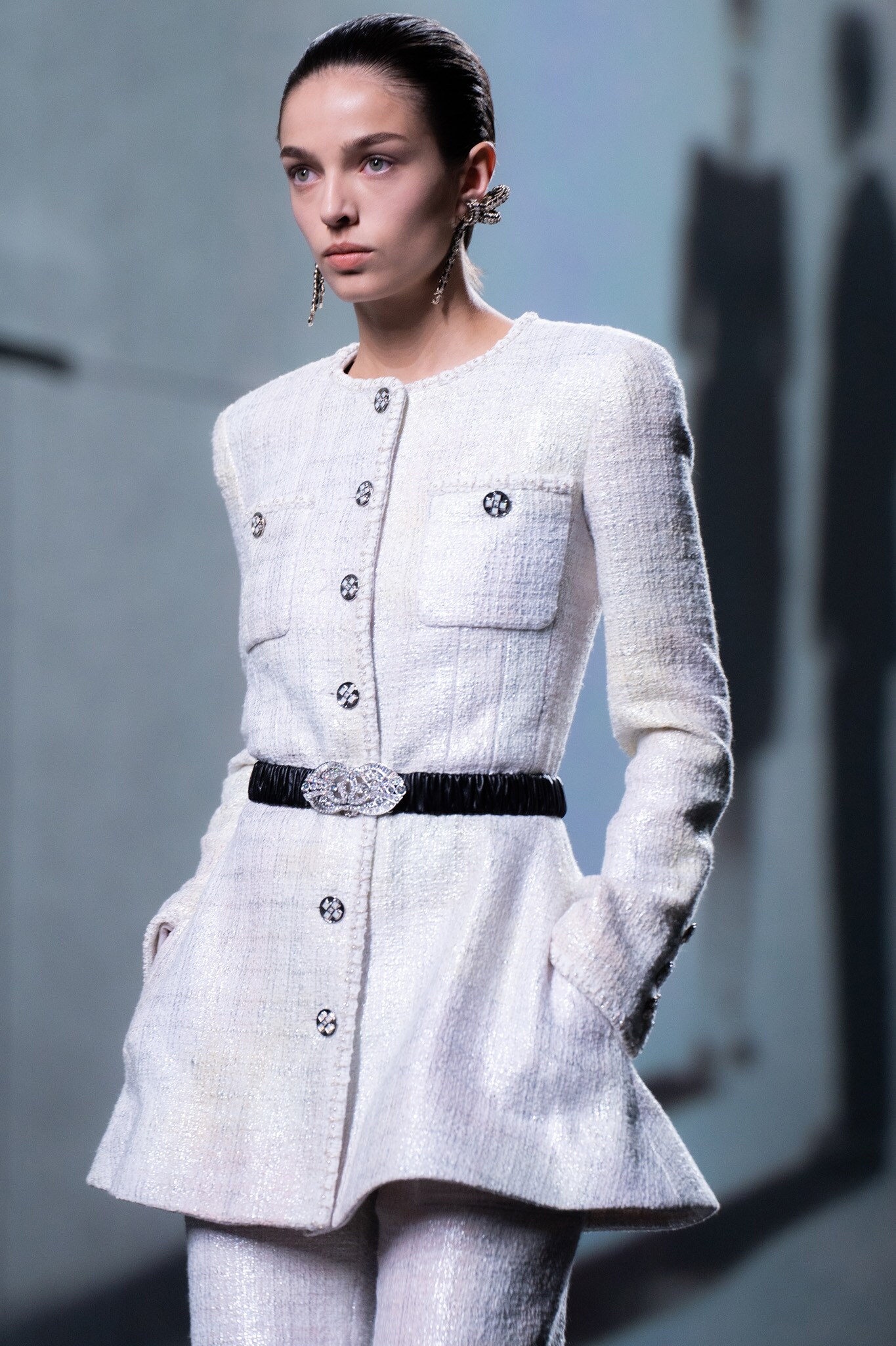 Chanel. La versione allungata ed estiva della iconica giacca in tweed della maison di rue Cambon.
