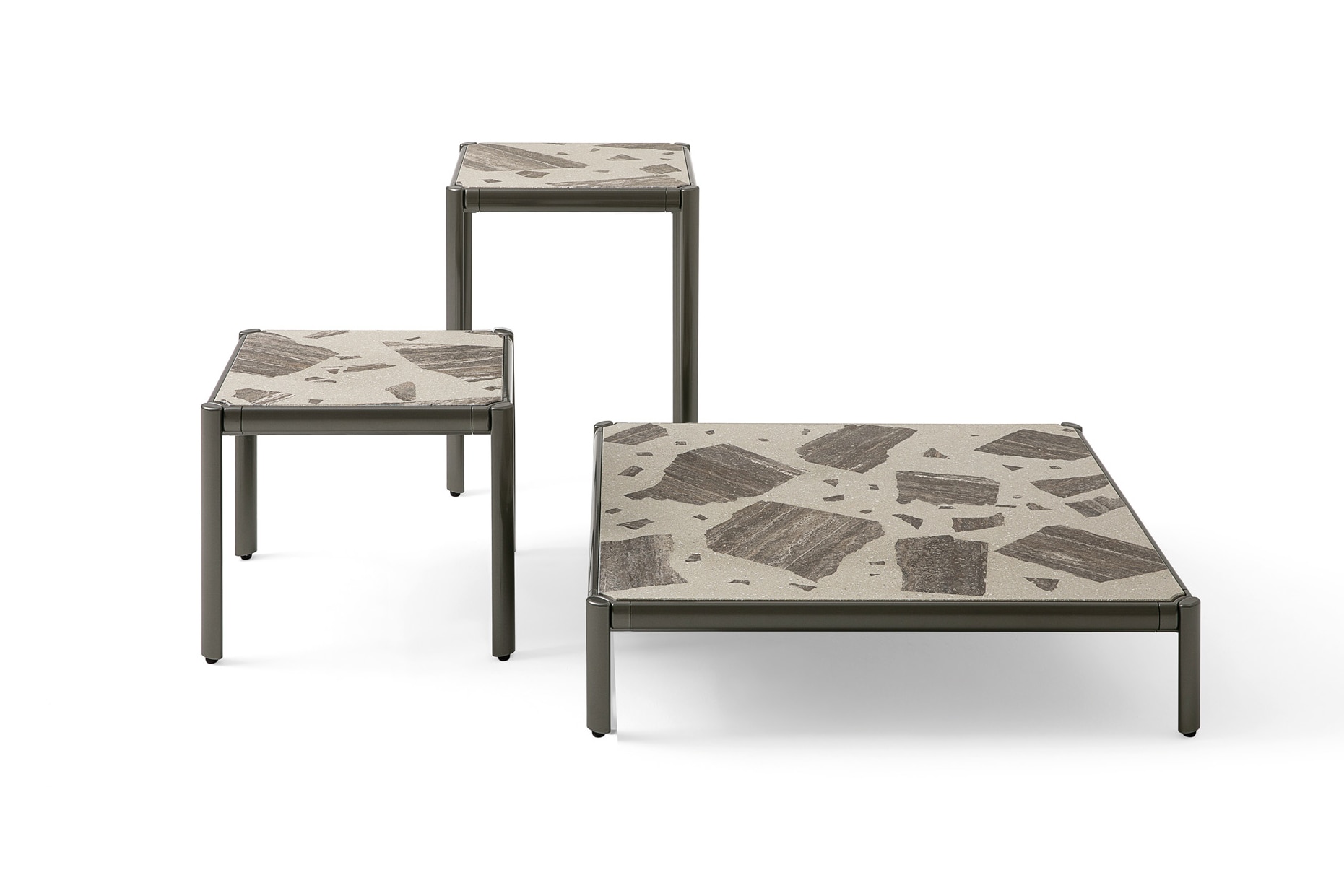 Tavolini Aldìa, in metallo verniciato e in graniglia, design Carlo Colombo, GIORGETTI (a partire da 3.484 €).