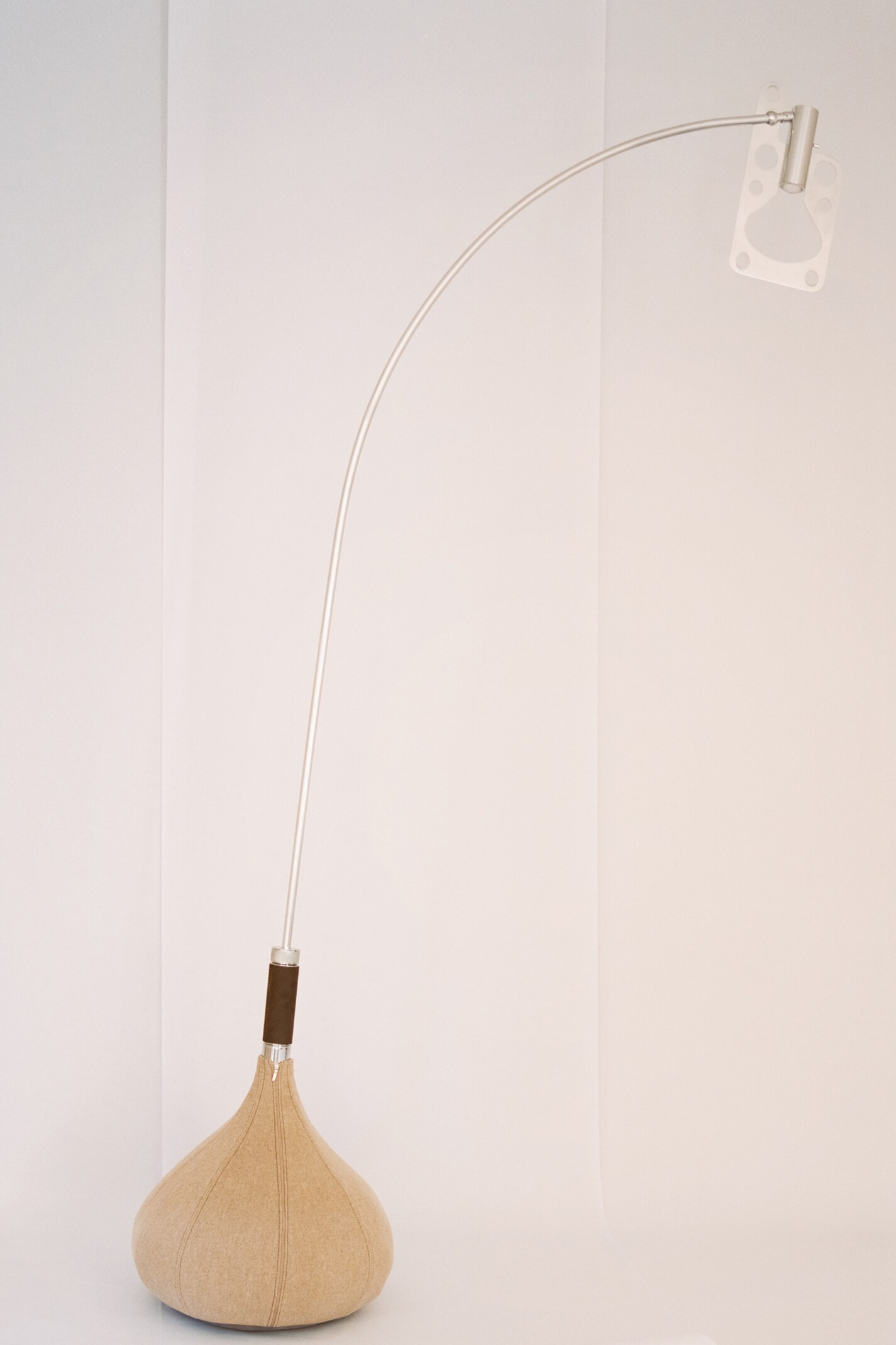 Lampada Bul-Bo Soft, design Gabetti & Isola, riedizione di AXOLIGHT per LORO PIANA INTERIORS (4.200 €).