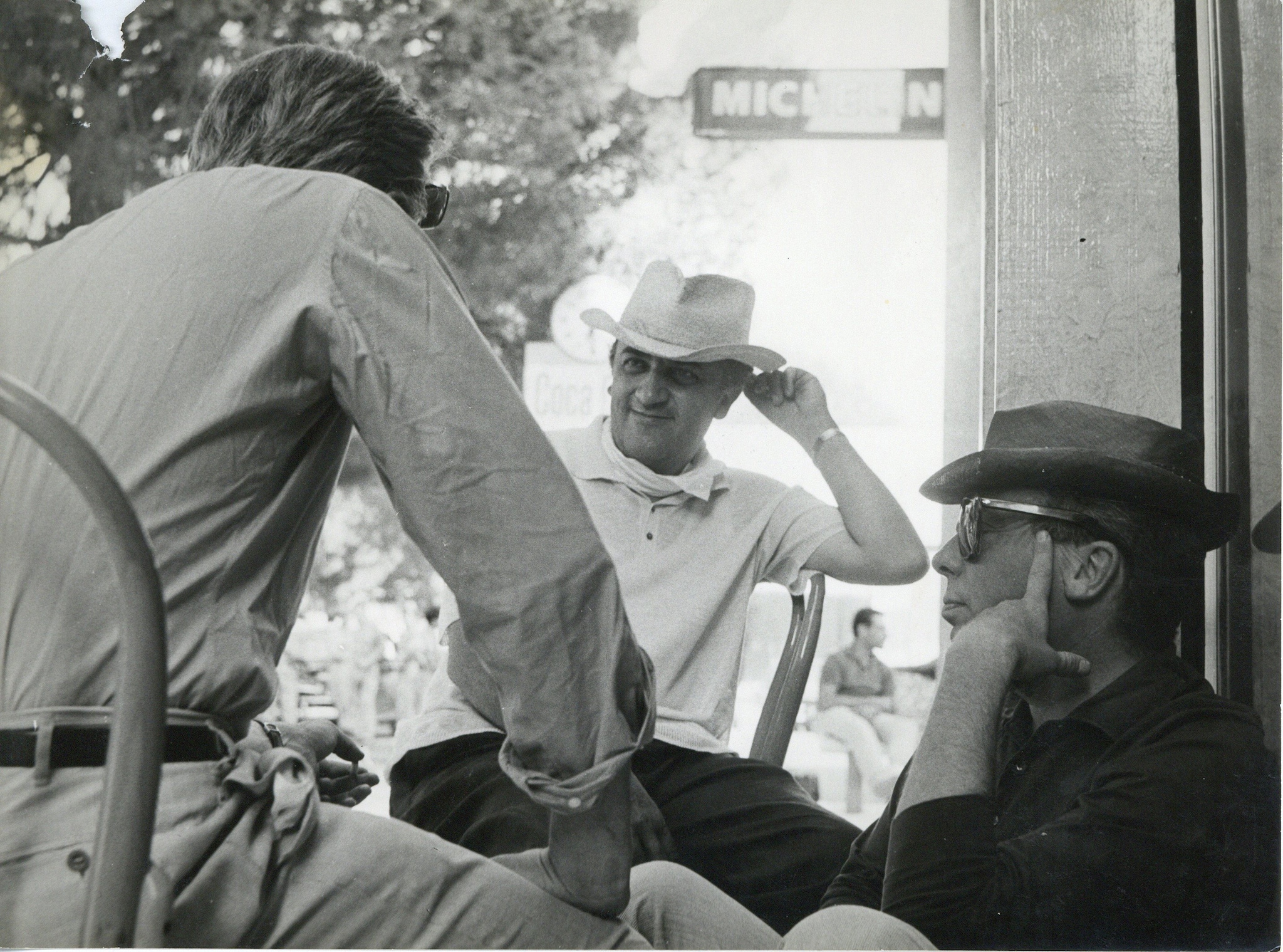 Federico Fellini e Piero Gherardi negli anni Sessanta. Foto Paul Ronald