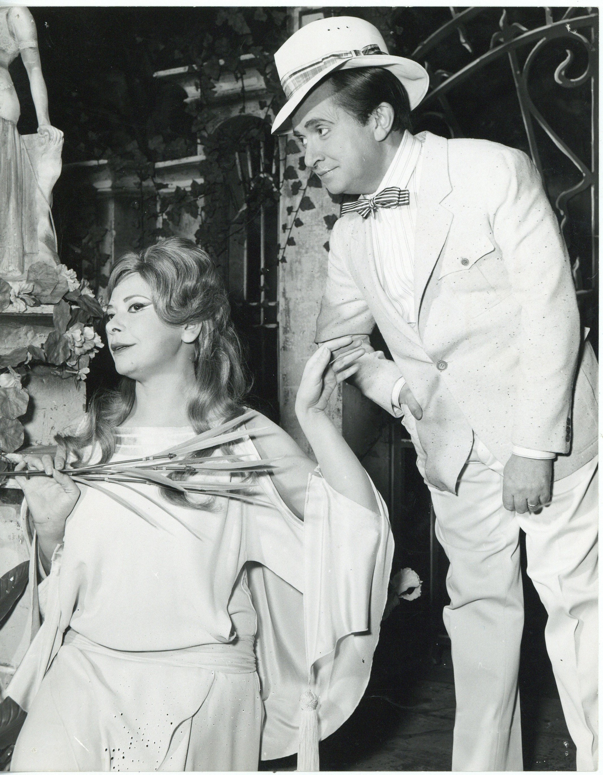 Paolo Panelli e Bice Valori in L’alba, il giorno, la notte, regia Garinei e Giovannini, Teatro Sistina, Roma 1966. Costumista: Giulio Coltellacci. Foto Guglielmo Coluzzi
