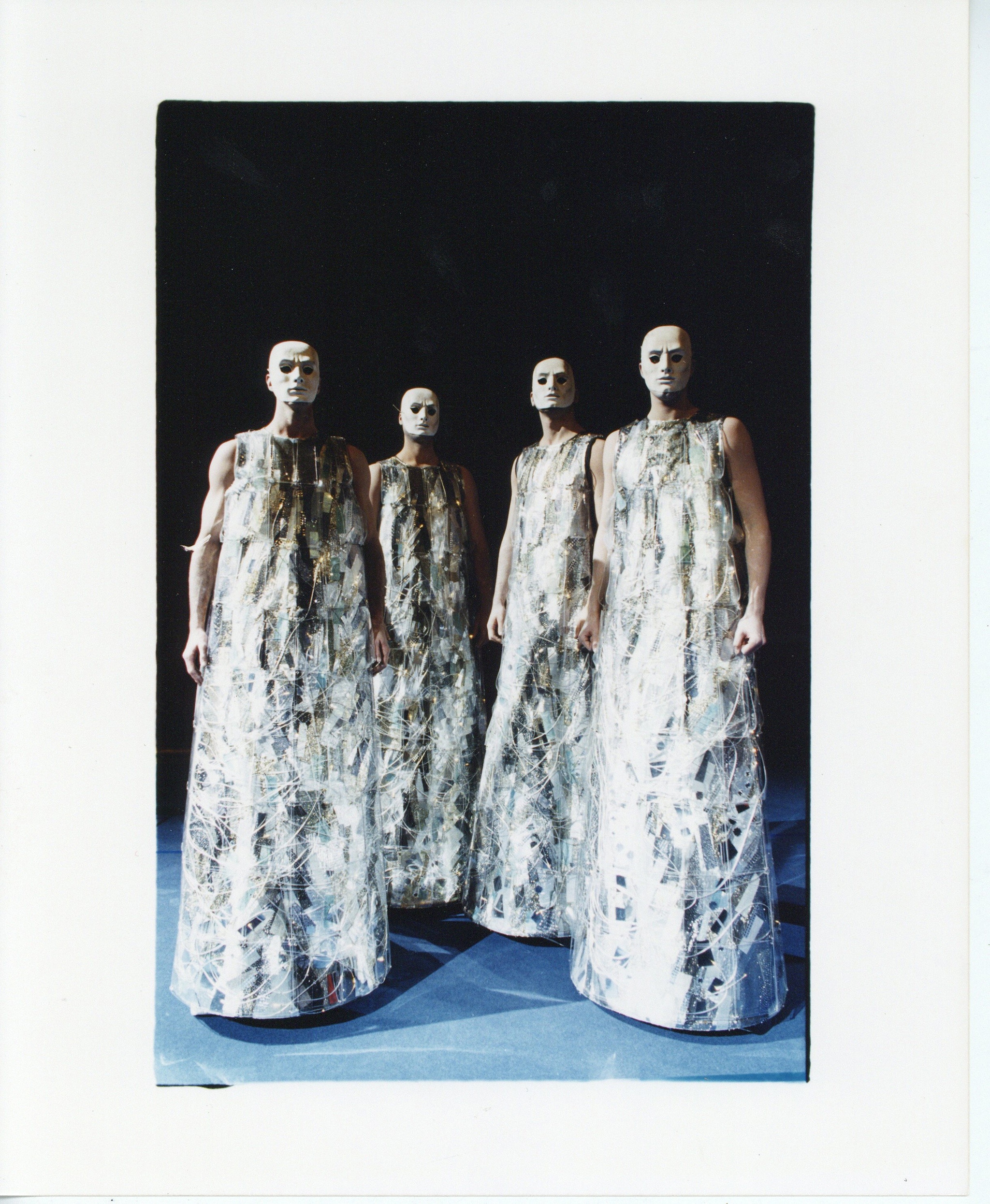 Foto di scena dallo spettacolo teatrale Siroe, re di Persia, regia di Jorge Lavelli. Scuola Grande di San Giovanni Evangelista, Venezia 2000. Costumista Francesco Zito