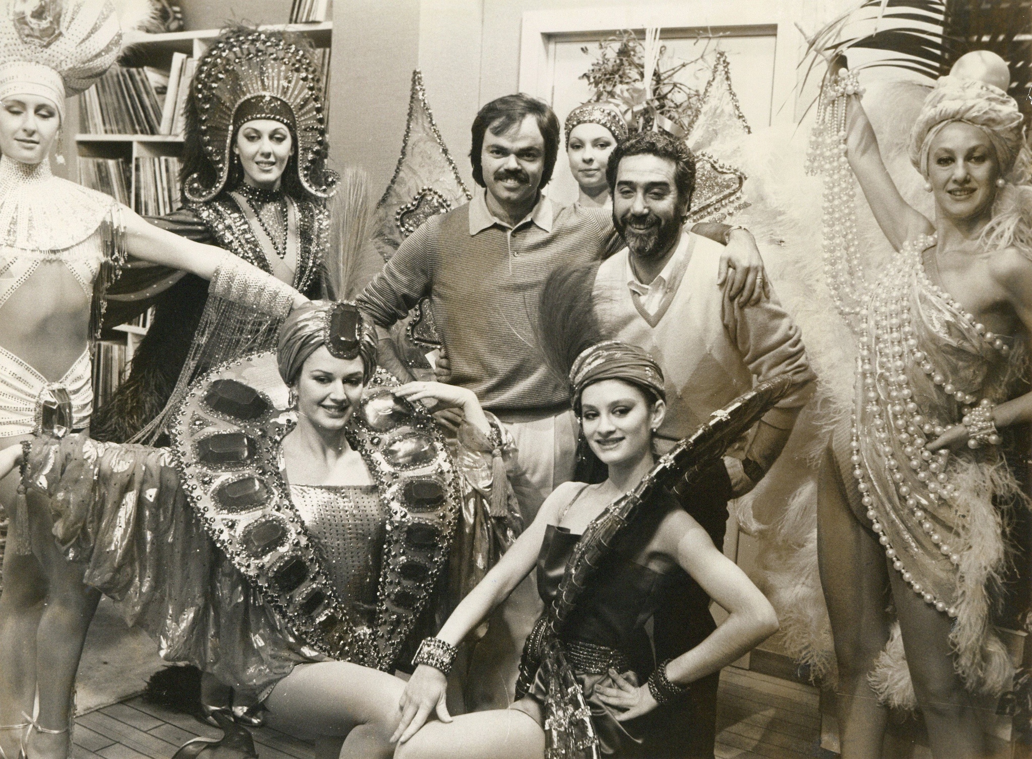 Gabriele Mayer, Sergio Japino e vari ballerini sul set del programma tv Pronto, Raffaella? Costumista Gabriele Mayer, metà anni Ottanta