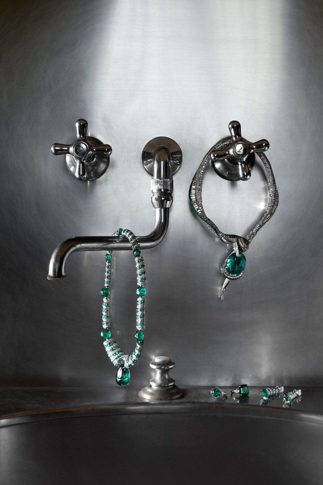 MIXOLOGY. In questa immagine e nella prossima, due dettagli della cucina di Villa Necchi Campiglio, a Milano, progettata nei primi anni Trenta dall'architetto Piero Portaluppi su incarico delle sorelle Nedda e Gigina Necchi e di Angelo Campiglio, marito di Gigina. Scandita da ampi volumi lineari, è un perfetto esempio di razionalismo milanese, come del resto tutti gli altri ambienti interni ed esterni della casa, dove l'innovazione si traduce in comfort ed efficienza grazie ad ascensori, montavivande, citofoni interni, porte blindate scorrevoli e caveau murati. Tutte caratteristiche che, per lusso e modernità, hanno reso la villa una delle residenze simbolo dell'epoca e un'icona architettonica senza tempo. Gli spazi fanno parte dei beni del FAI e sono visitabili. Per info, fainecchi@fondoambiente.it. Lavello in acciaio, collana in platino con uno smeraldo Colombiano di eccezionale caratura (93,83 ct) tenuto nelle fauci del serpente, 233 smeraldi taglio buff-top, 253 diamanti e pavé di diamanti (1.800 ore di lavorazione). Collana in oro bianco con uno smeraldo a goccia, perle di smeraldi, diamanti, smeraldi taglio buff-top e pavé di diamanti, in parure gli orecchini in oro bianco con 2 smeraldi tondi e 60 smeraldi taglio buff-top. Anello in platino con uno smeraldo tondo Colombiano, 2 diamanti a goccia e pavé di diamanti. Anello in platino con uno smeraldo centrale e diamanti laterali.