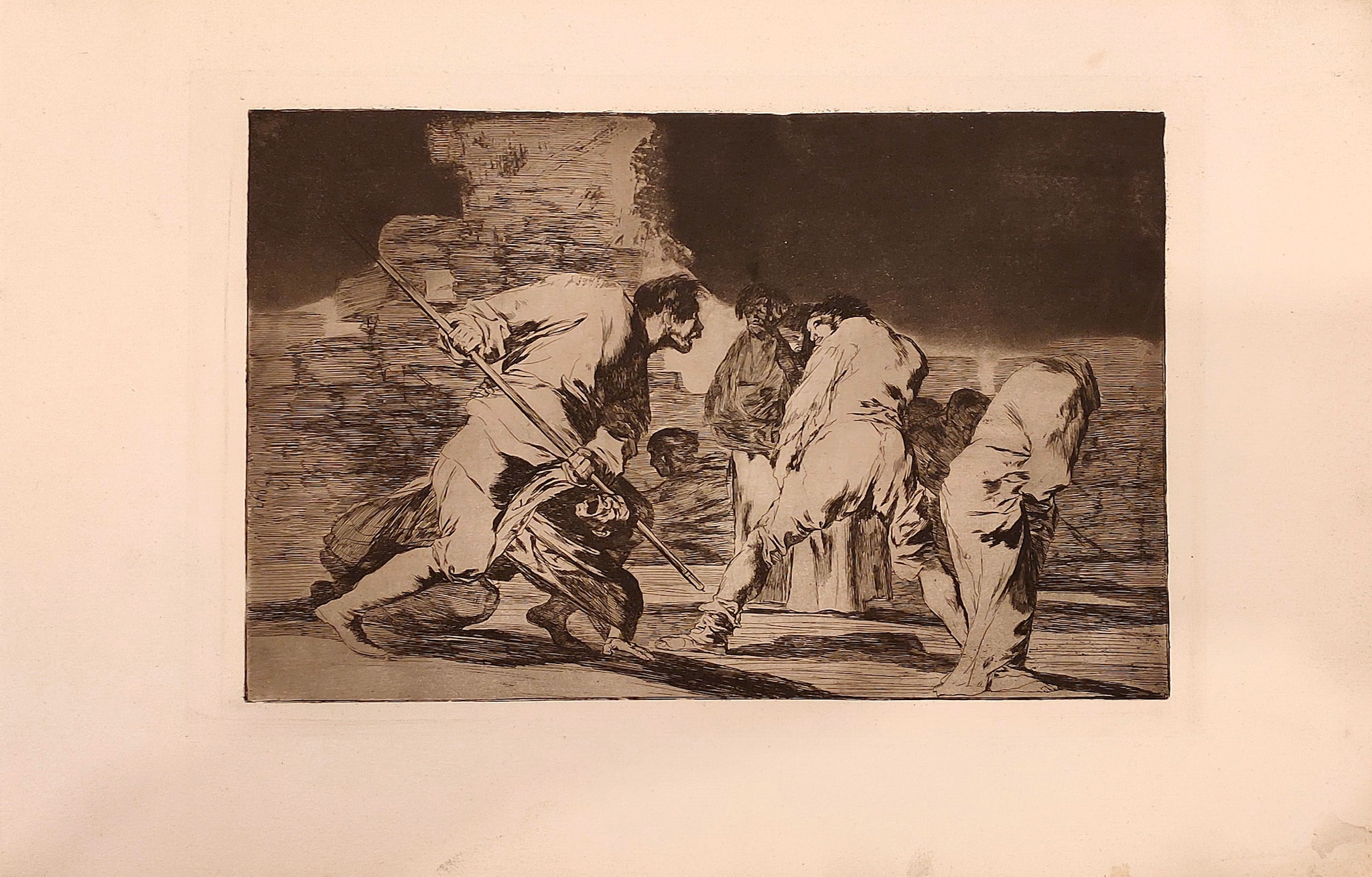 Francisco de Goya y Lucientes, Disparate furioso [Hizonos Dios y maravillamos nos]. Stampa 6 di “Los Disparates”, 1864. Acquaforte e acquatinta, 24,7 x 35 cm. Courtesy Palau Antiguitats.