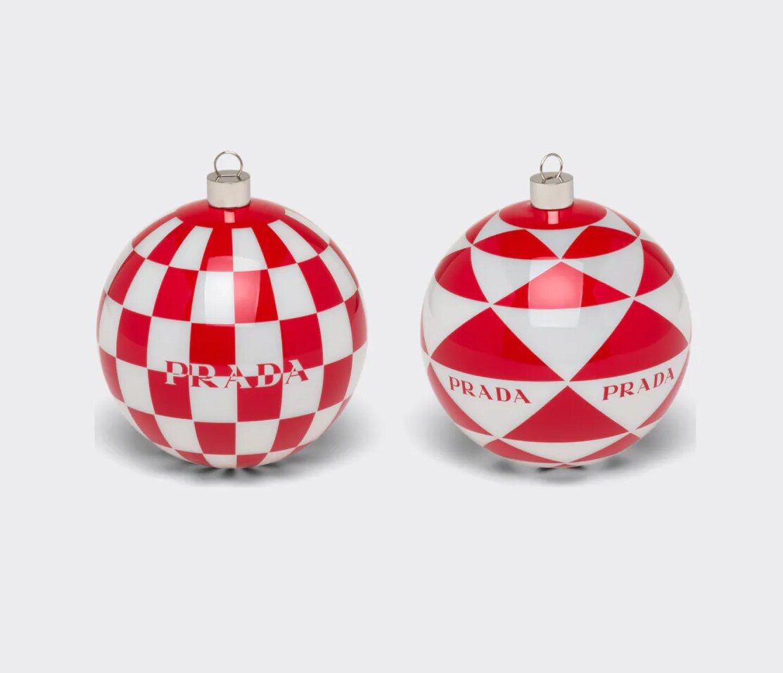Palle di Natale pensate come oggetto da collezione o come regalo unico. Sono in vetro, animate dai pattern geometrici caratteristici del marchio e decorate con il logo della maison. PRADA (380 €).