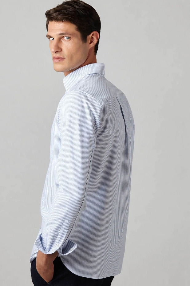 Xacus. Camicia button-down, cotone Oxford a righe bianco e celeste.