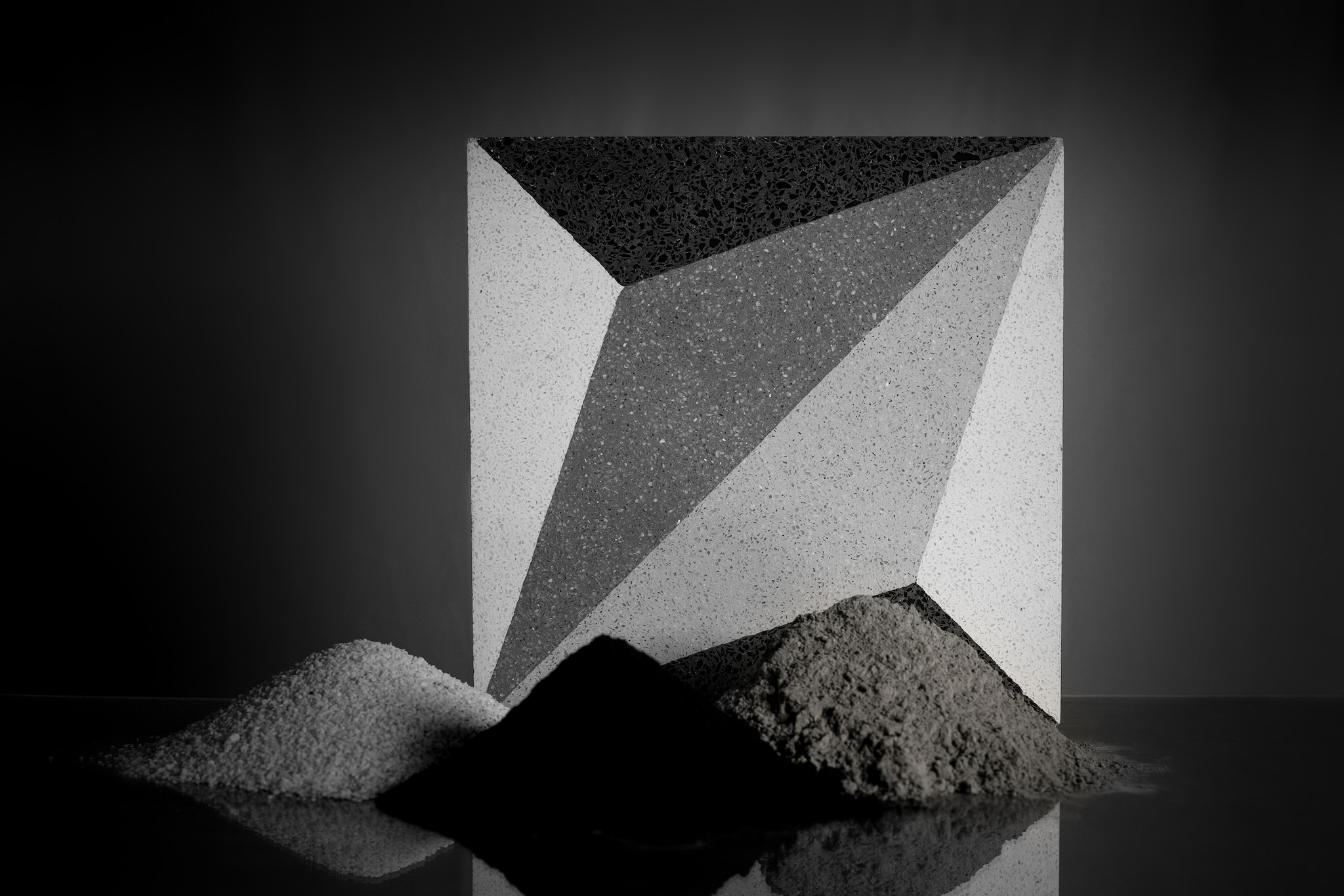 Piastrelle Carbon Tile, prodotte grazie al riciclo del carbonio, disponibili nei modelli standard, designer e personalizzabile, CARBON CRAFT DESIGN (38 €/mq). 
