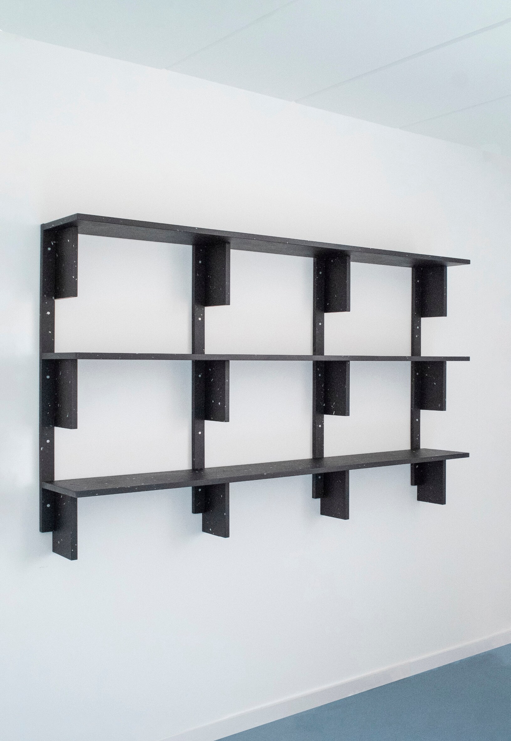 Libreria Achttien, in plastica riciclata, di Frank Stabel & Jan Jacobs, HARING &_VOUD, esposta nella mostra Fake Authentic alla Galleria Antonia Jannone, durante il Salone del Mobile. 