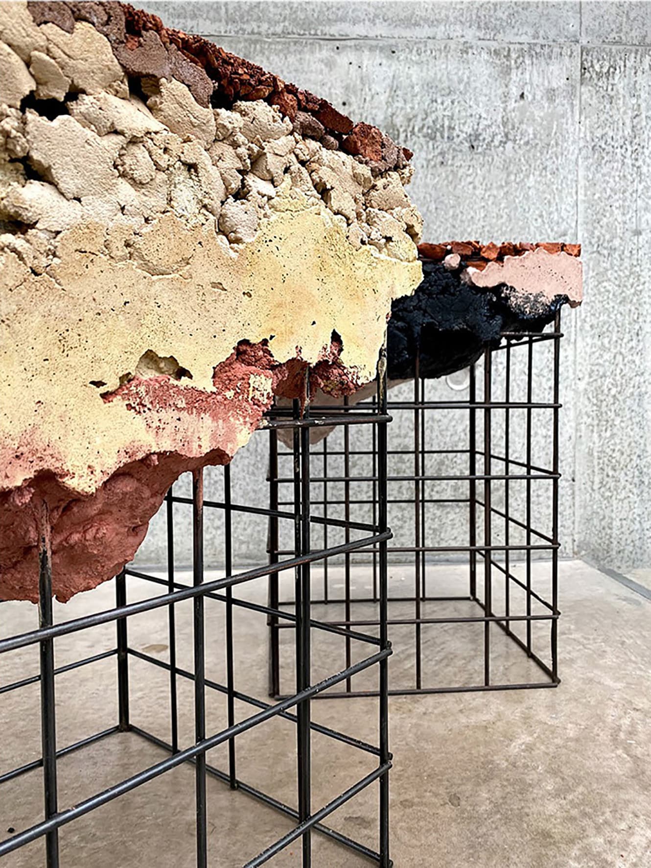 Complementi modulari Appropriating the grid, in cemento e ferro, Irene Roca Moracia.