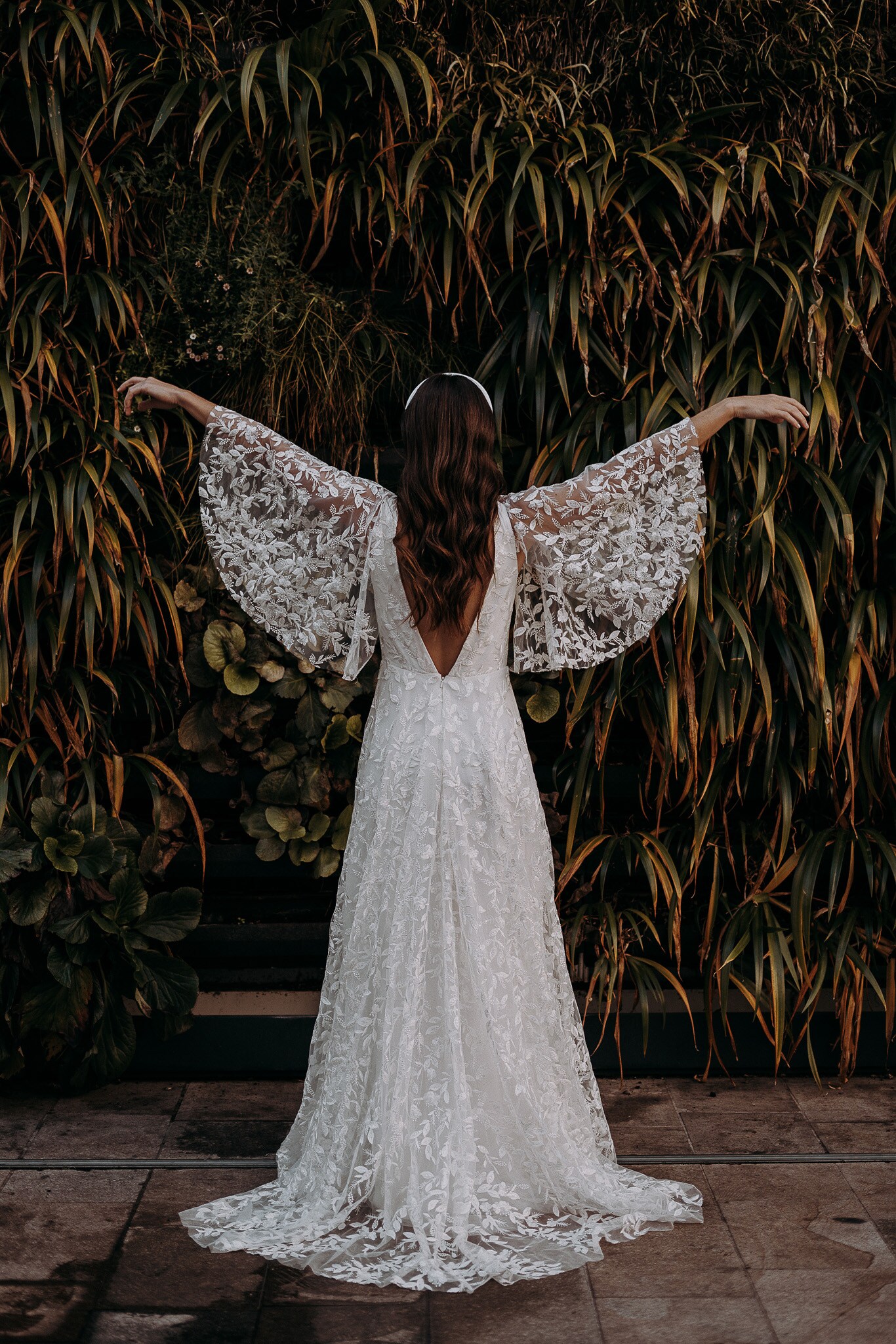 Elodie Brides. Pop up itineranti per le prove e ordini via e-commerce; tessuti preziosi, come il pizzo nell'immagine, e costruzione su misura di stili e modelli.