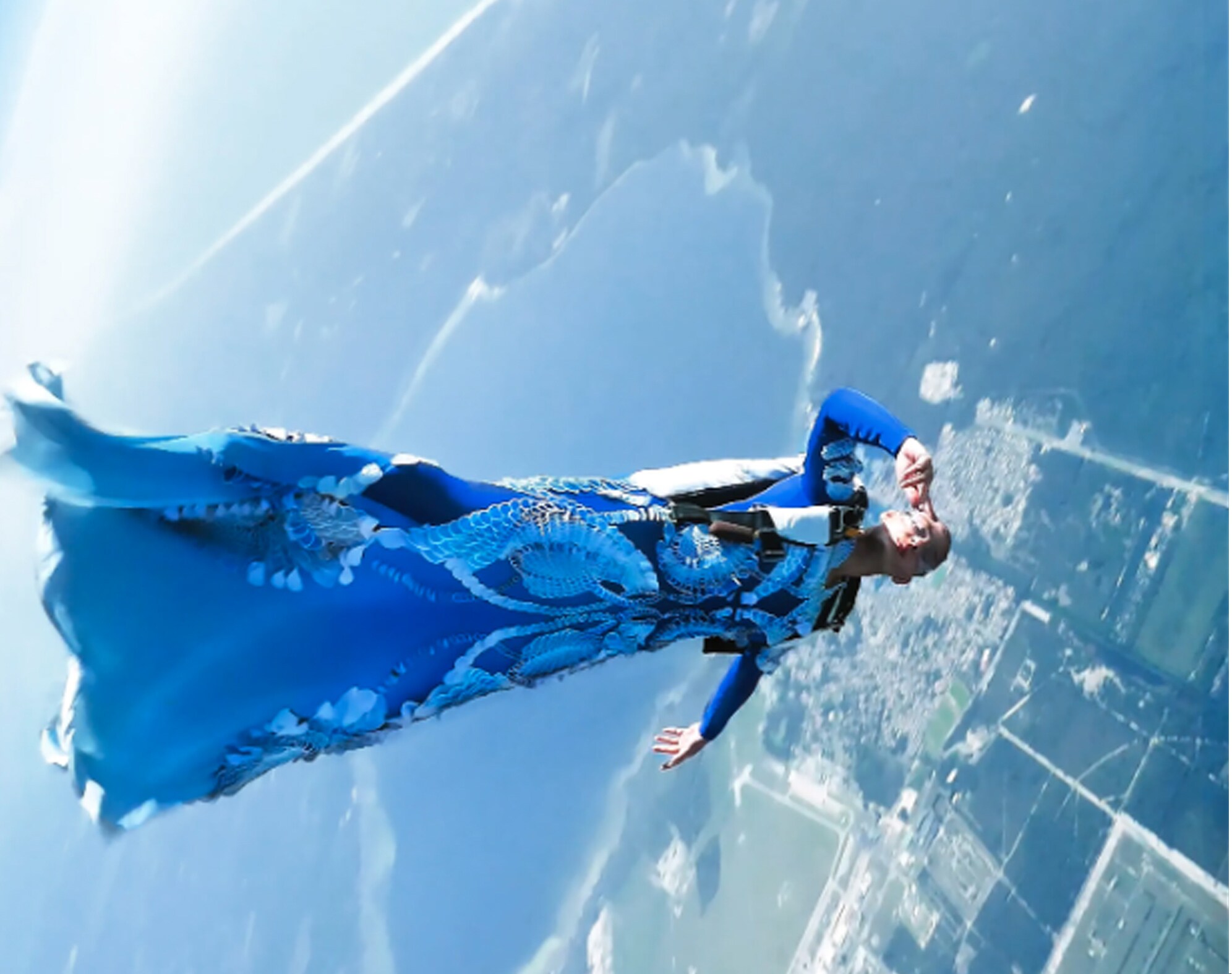 Iris Van Herpen Earthrise, questo il nome dell'abito indossato dalla campionessa francese di skydiver Domitille Kriger nella performance aerea che ha aperto la presentazione della designer olandese. La delicatezza del lavoro manuale e i tessuti ad altissima tecnologia a cui ci ha abituato nelle sue collezioni, creano ancora una volta un'alleanza con la scienza e l'ingegneria che porta la couture a una diversa prospettiva.