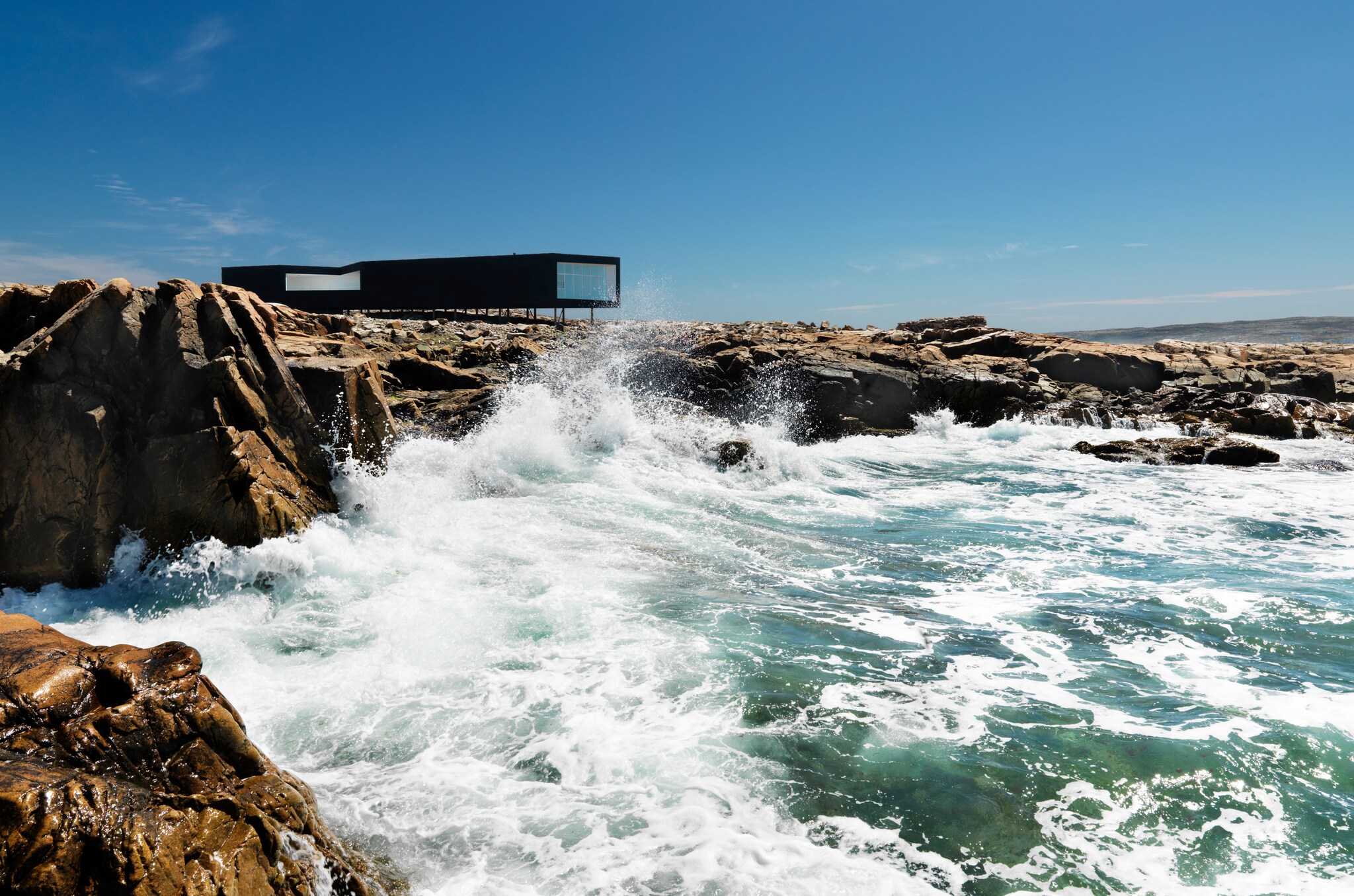 Il Long Studio, uno dei quattro studi d'artista realizzati da Saunders Architecture a Fogo Island, in Canada. Qui tre fratelli imprenditori hanno risposto alla crisi seguita al crollo della pesca del merluzzo creando, per i 3mila abitanti, un'attività legata all'arte e al turismo ecosostenibile. Un resort all'interno di un iconico edificio, progettato dall'architetto Todd Saunders, con quattro studi affianco per ospitare artisti internazionali come Thomas Bayrle, Isa Melsheimer, Artur mijewski e Keren Cytter. Le loro opere, ispirate dall'oceano, dagli iceberg e dalle balene, sono poi esposte nella galleria nell'albergo.