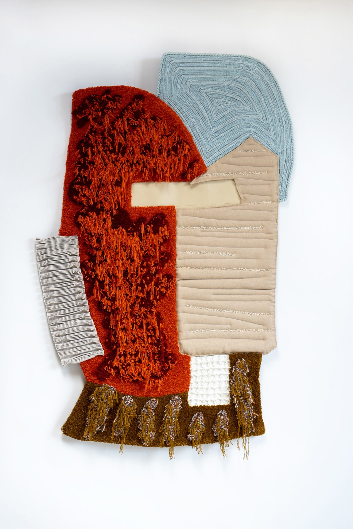 Textile Collage – Rusty Sketch, in lana taftata, lana tinta su misura, applique cucite a mano, tessuti misti, pelle e corda, KIKI & JOOST (prezzo su richiesta).